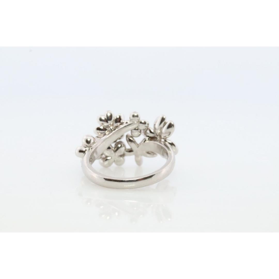 Anillo en racimo de flores de platino. Banda con diamantes engastados en bisel Ramo de flores de margarita. Pesado en venta 1