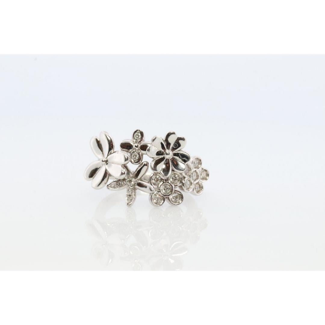 Anillo en racimo de flores de platino. Banda con diamantes engastados en bisel Ramo de flores de margarita. Pesado en venta 2