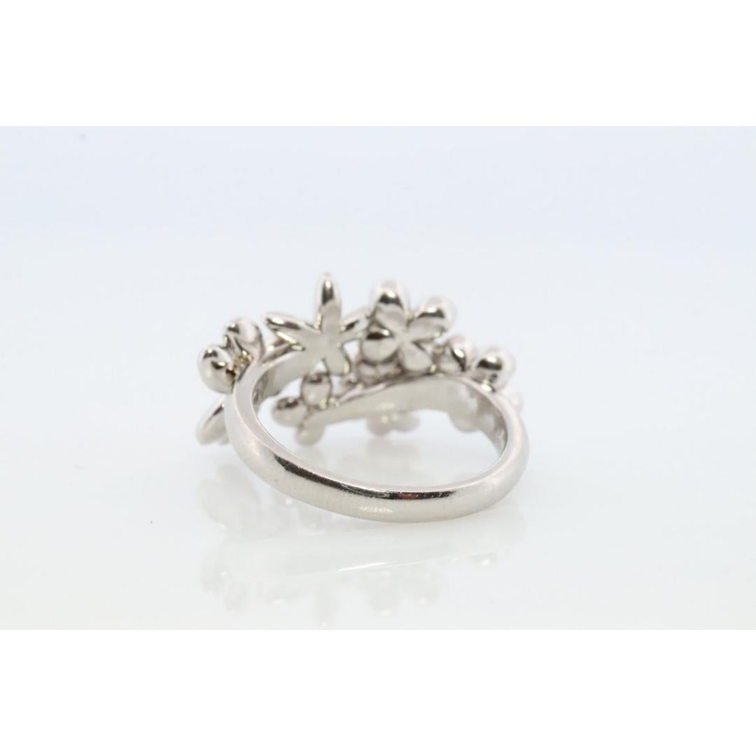 Anillo en racimo de flores de platino. Banda con diamantes engastados en bisel Ramo de flores de margarita. Pesado en venta 3