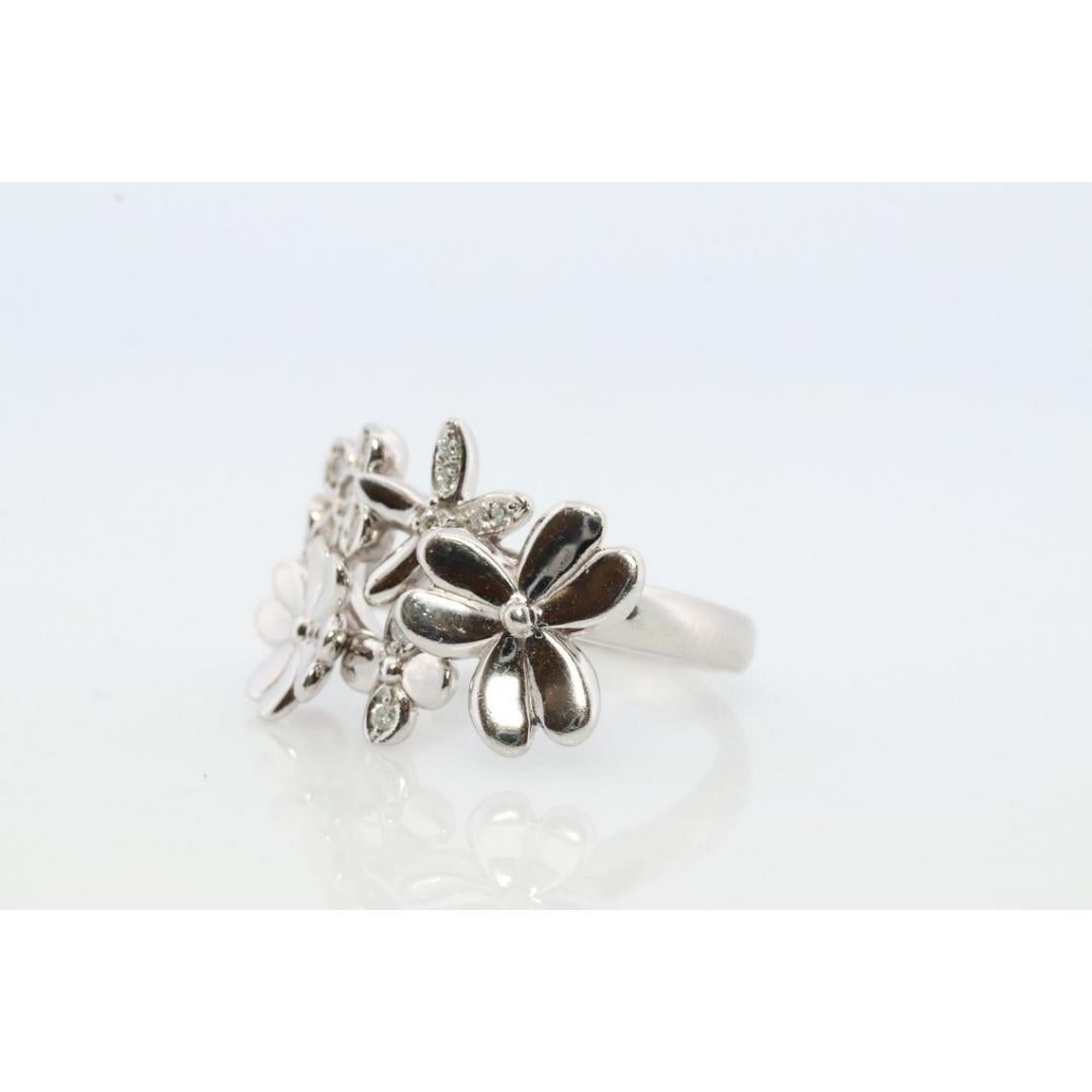 Anillo en racimo de flores de platino. Banda con diamantes engastados en bisel Ramo de flores de margarita. Pesado en venta 4