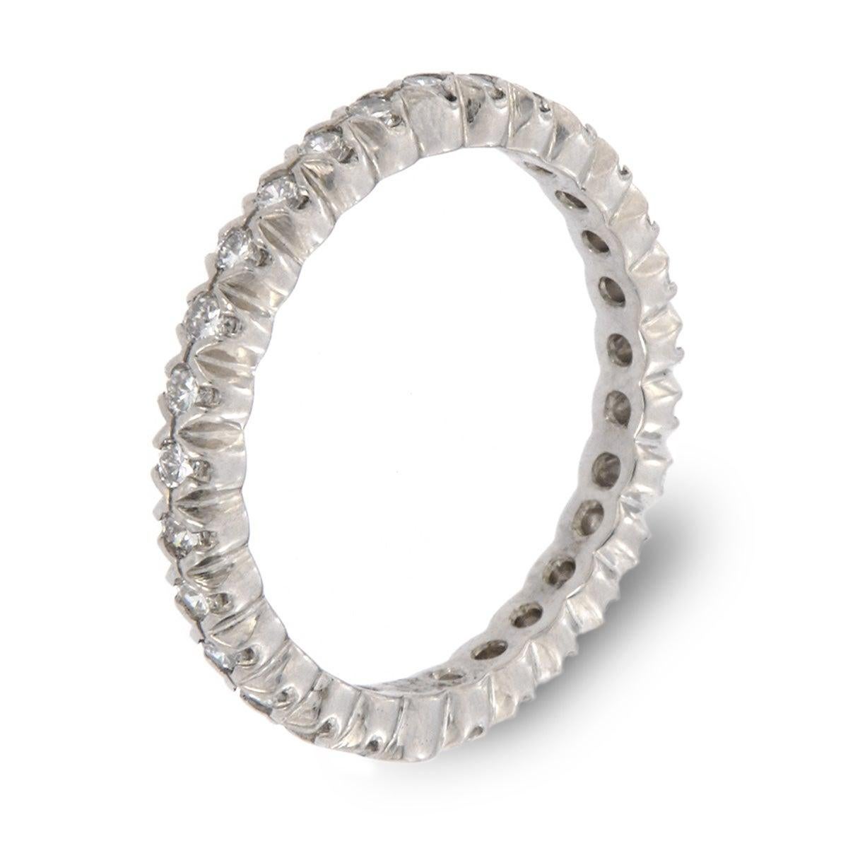 En vente :  Bague d'éternité en platine sertie de diamants en griffes (2/3 carats) 2