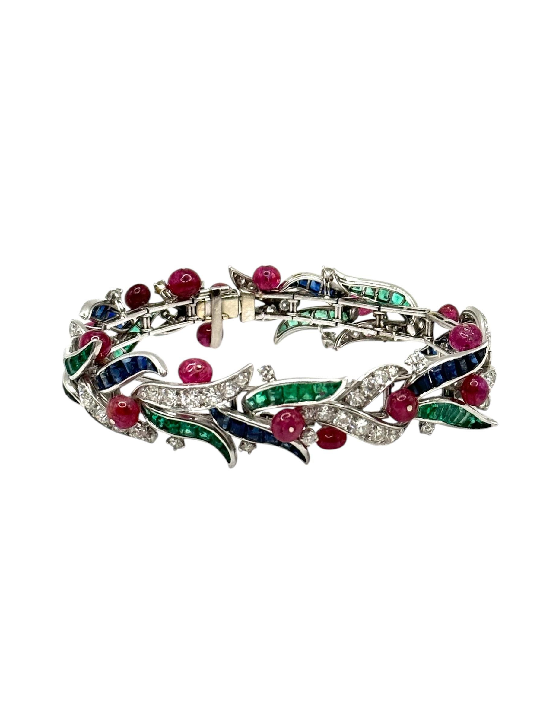Bracelet en platine à motif de feuillage avec 88 diamants ronds d'environ 6,30 carats, 18 rubis cabochons d'environ 31,00 carats, 44 saphirs carrés d'environ 5,00 carats et 49 émeraudes carrées d'environ 5,75 carats.