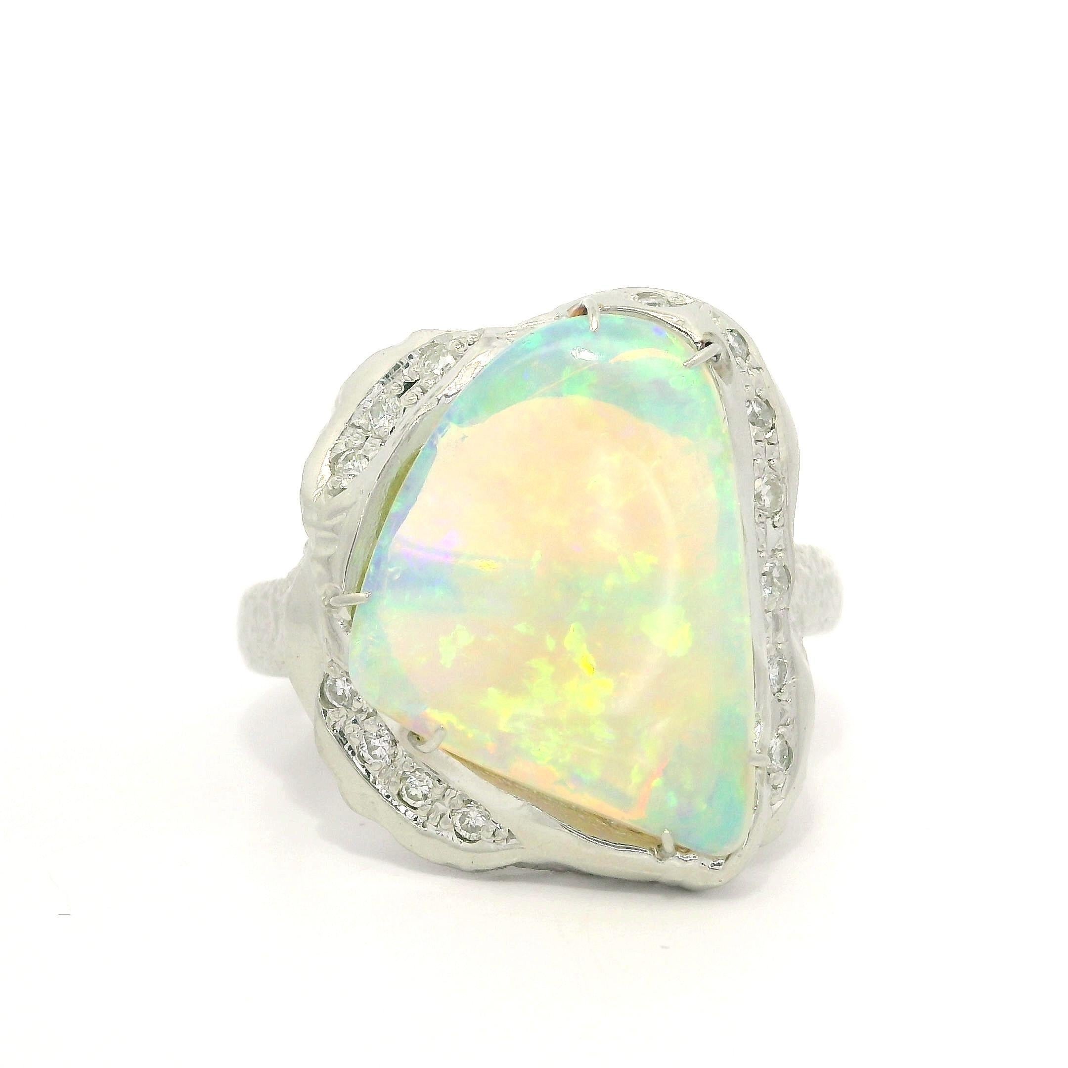 Anello in platino a forma libera con opale di fuoco lucida e diamanti in stile pepita in vendita 5