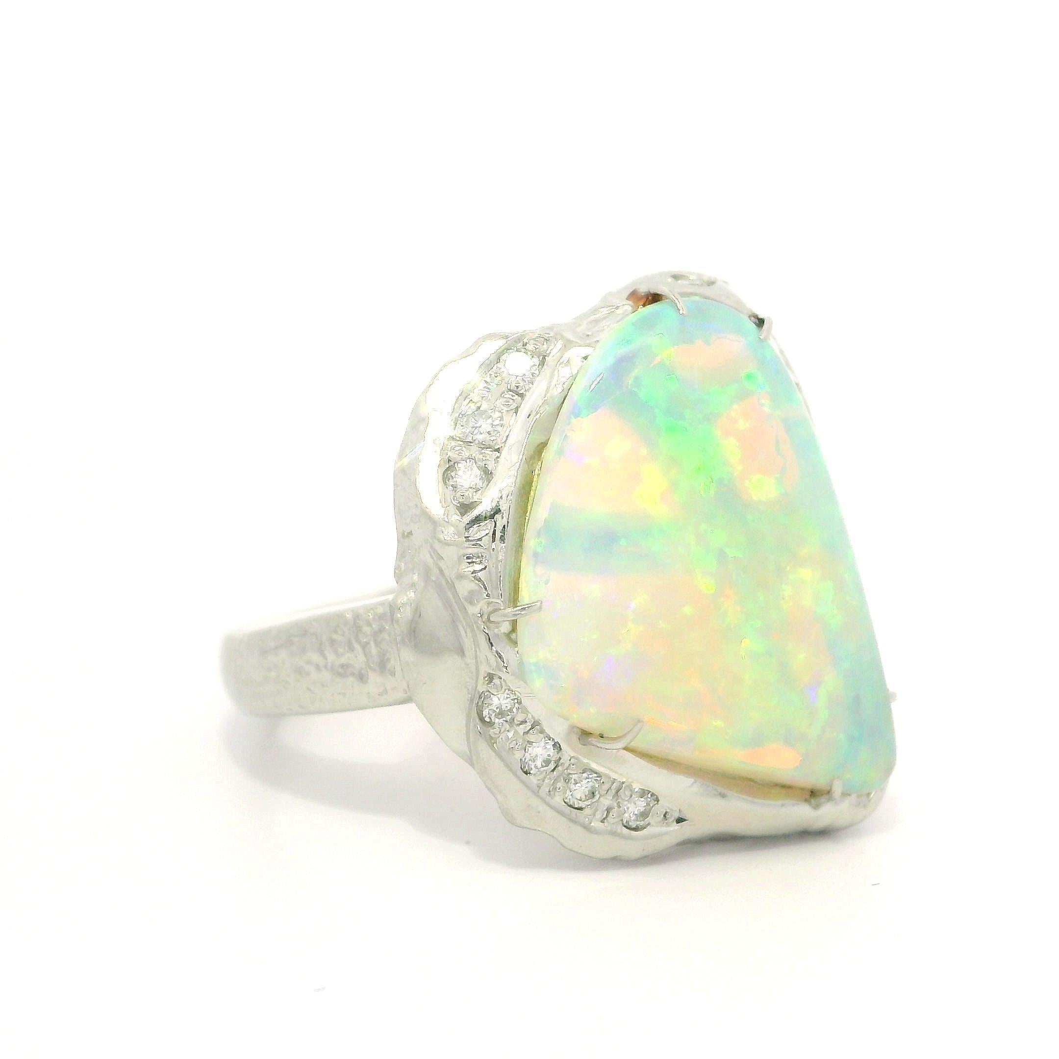 Anello in platino a forma libera con opale di fuoco lucida e diamanti in stile pepita in vendita 6