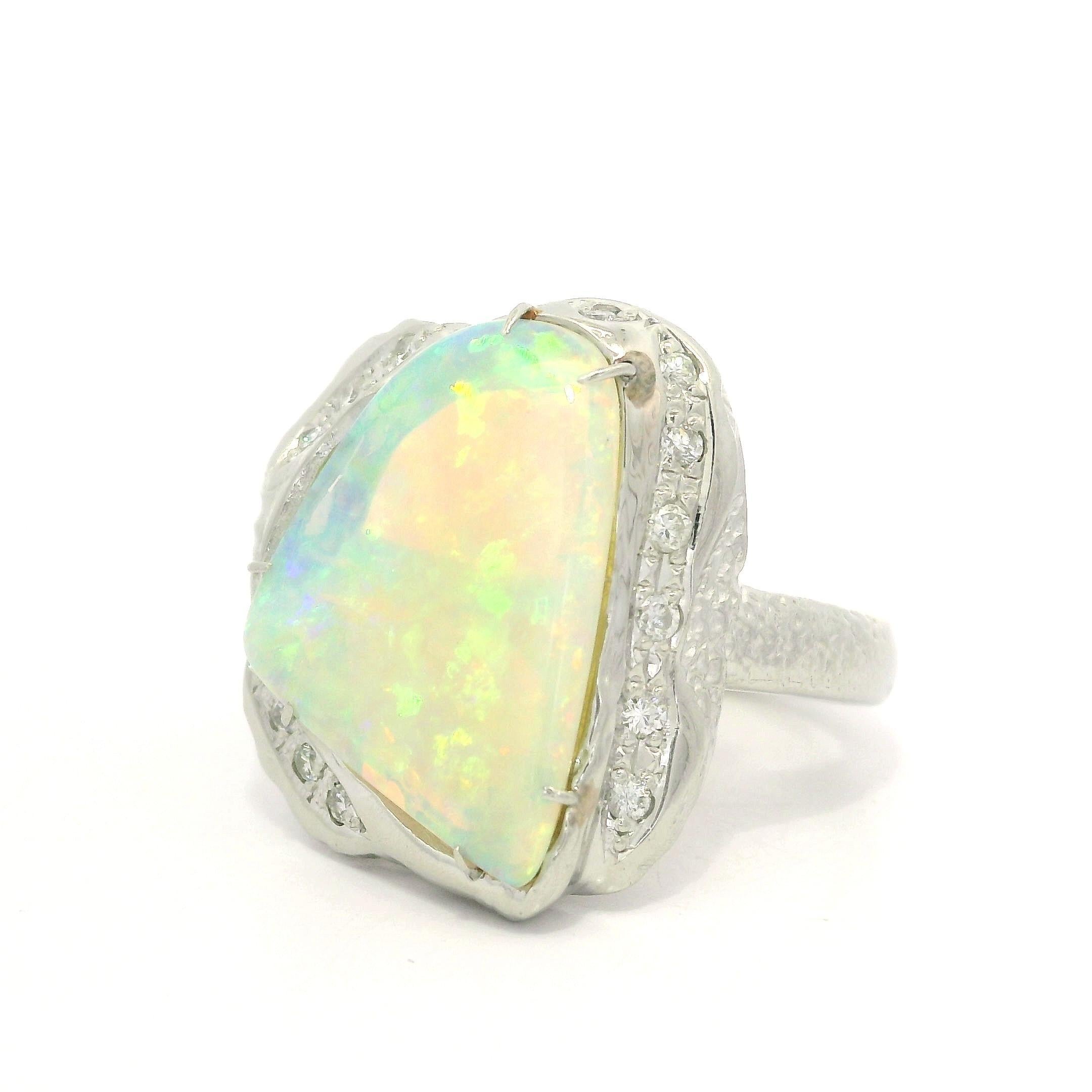 Anello in platino a forma libera con opale di fuoco lucida e diamanti in stile pepita in vendita 7