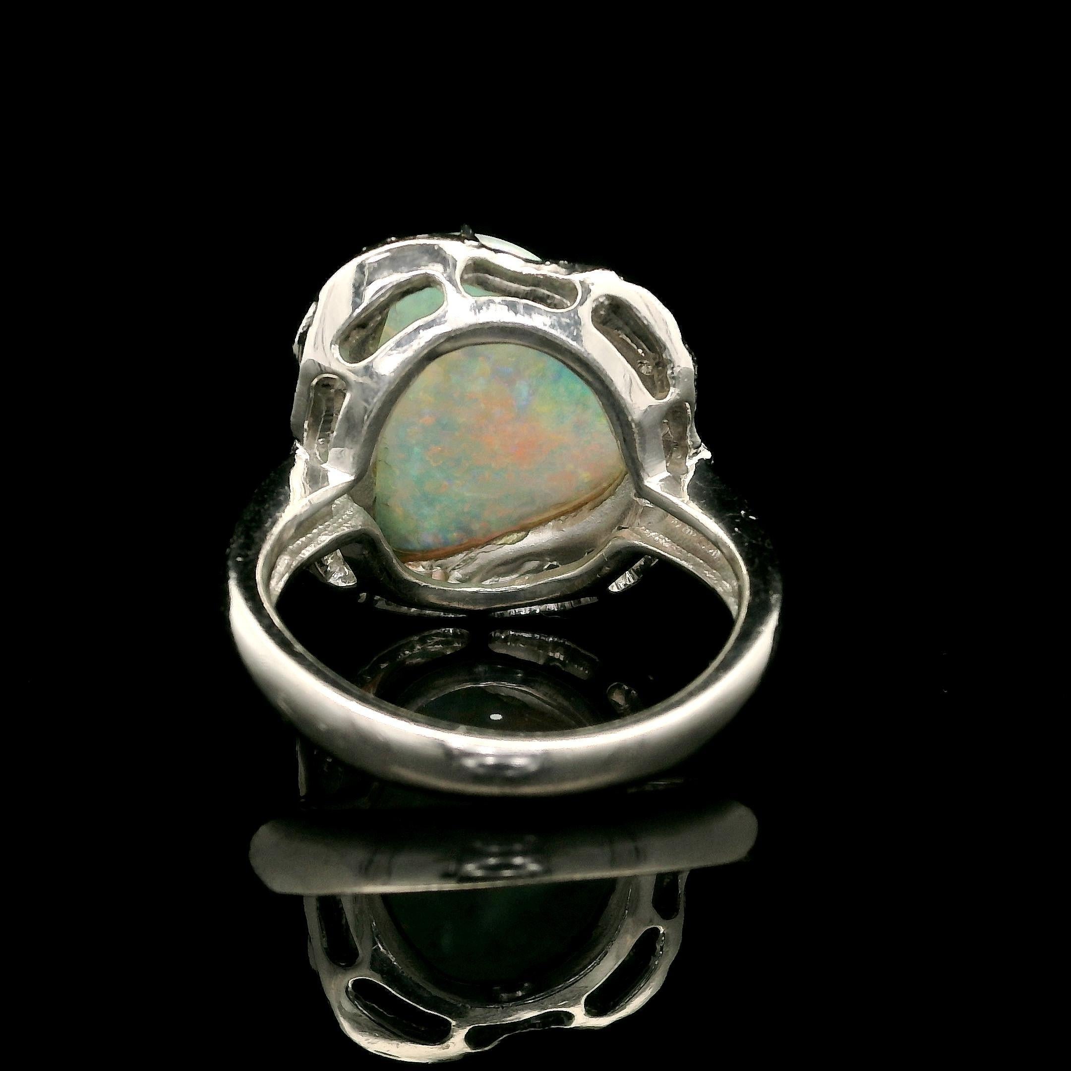Taglio brillante Anello in platino a forma libera con opale di fuoco lucida e diamanti in stile pepita in vendita