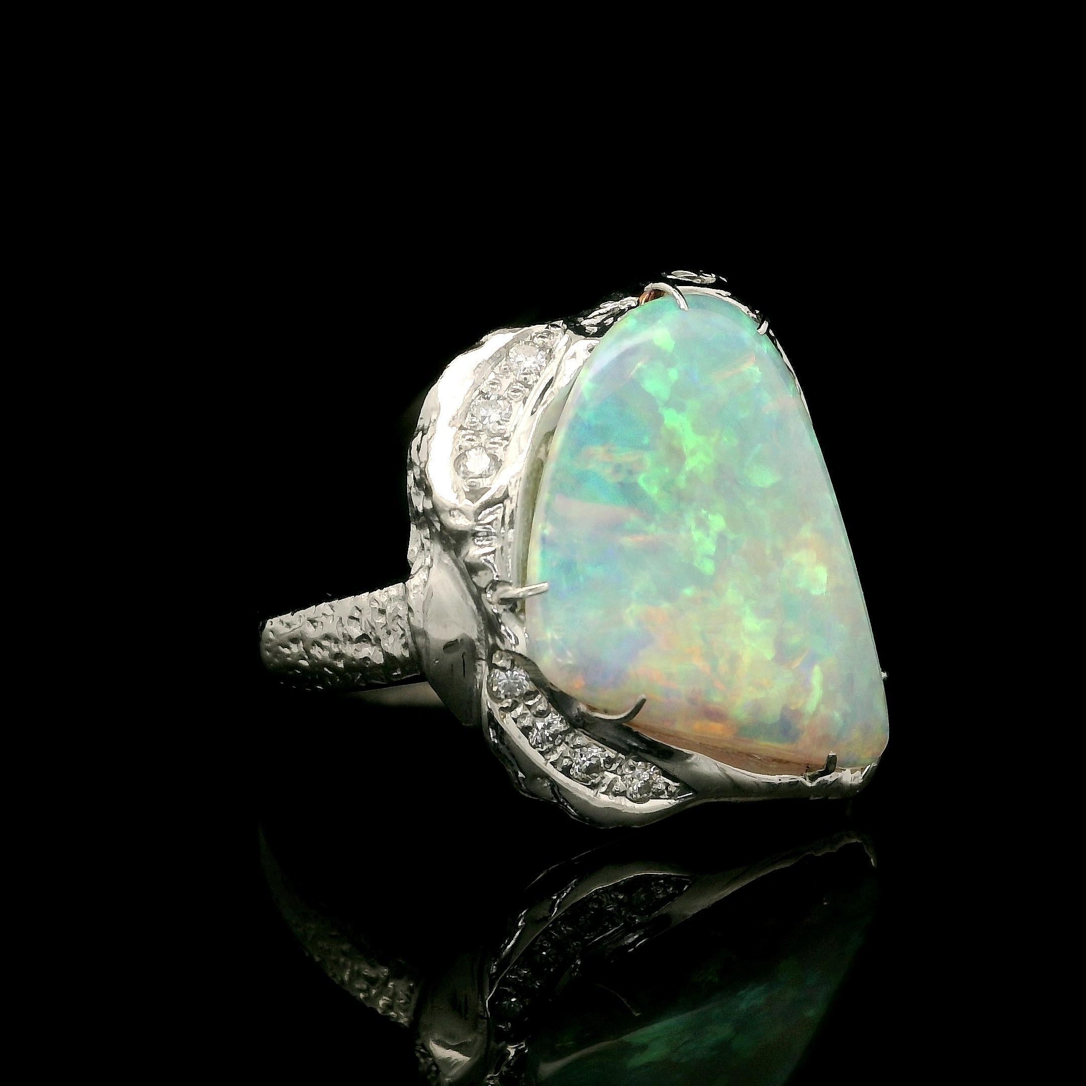 Anello in platino a forma libera con opale di fuoco lucida e diamanti in stile pepita in vendita 4