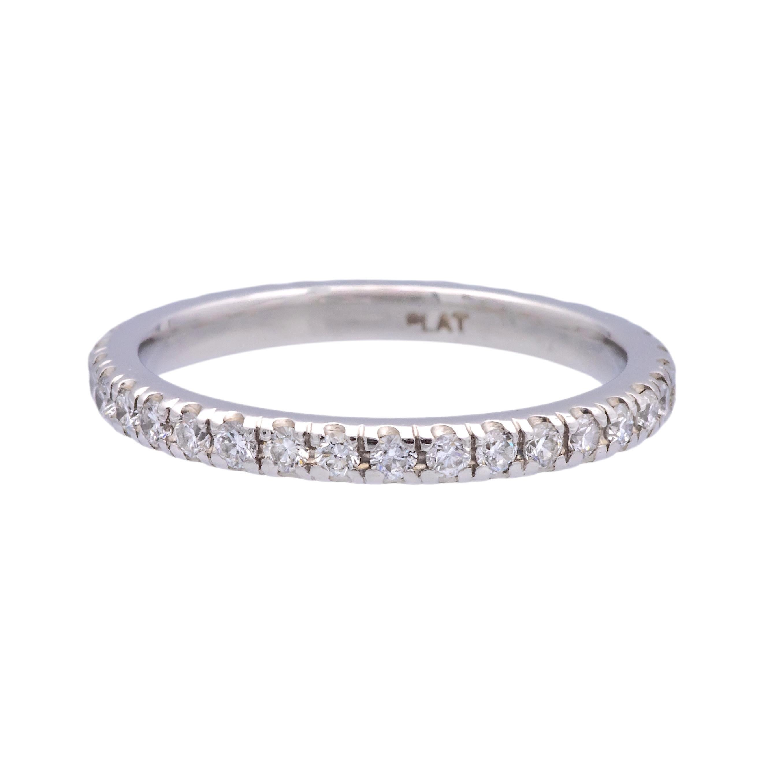 Anneau de mariage en platine avec 34 diamants ronds de taille brillant d'un poids total d'environ 0,85 carats sertis en 