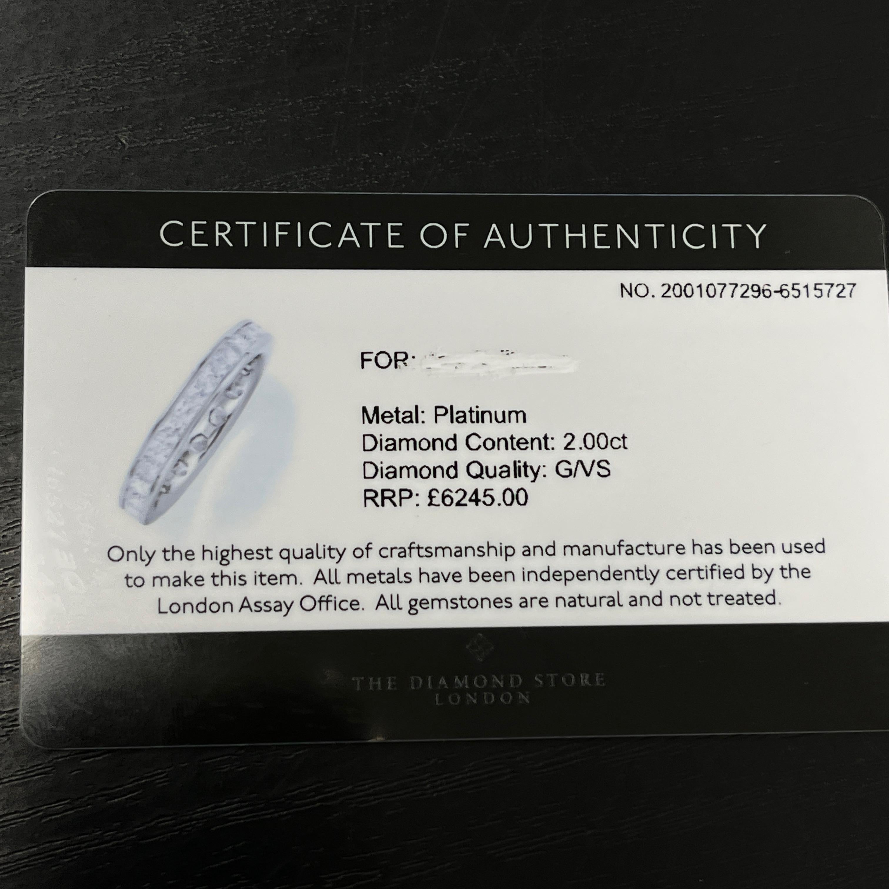 
Un elegante e sofisticato anello di eternità completo in platino, 
con 2.0ct di diamanti naturali taglio princess. 
Perfetto per essere impilato e per celebrare un'occasione speciale, 
o come fede nuziale senza tempo.

Peso totale dei diamanti: