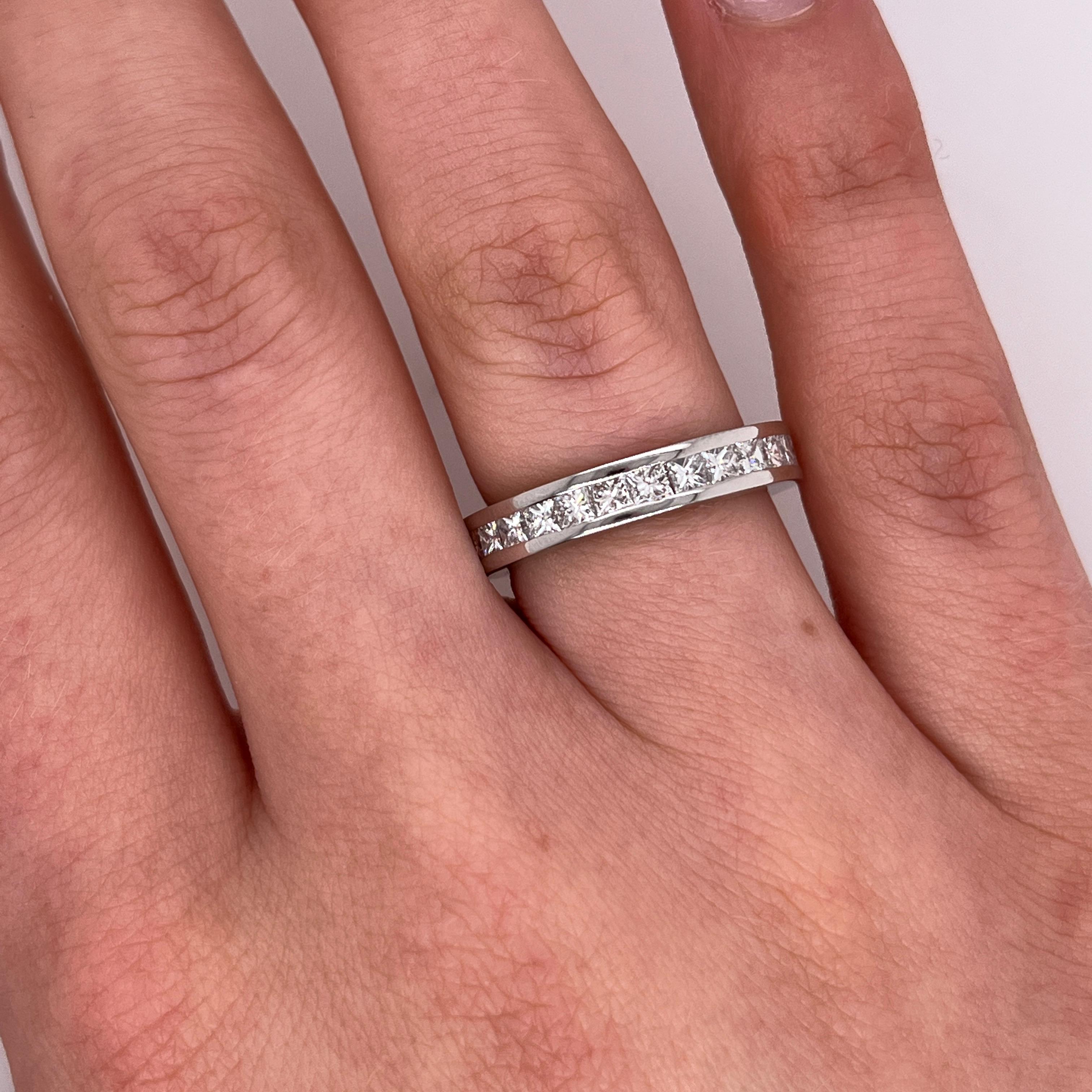 Taglio princess Anello in platino con diamanti a tutta eternità, con 2,0ct di diamanti taglio Princess in vendita