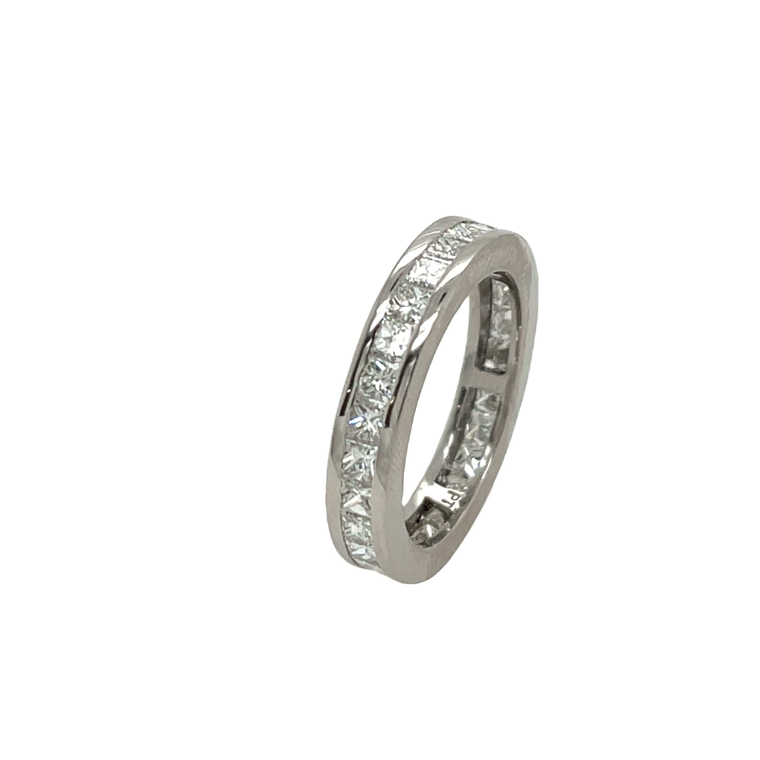 Anello in platino con diamanti a tutta eternità, con 2,0ct di diamanti taglio Princess In condizioni ottime in vendita a London, GB