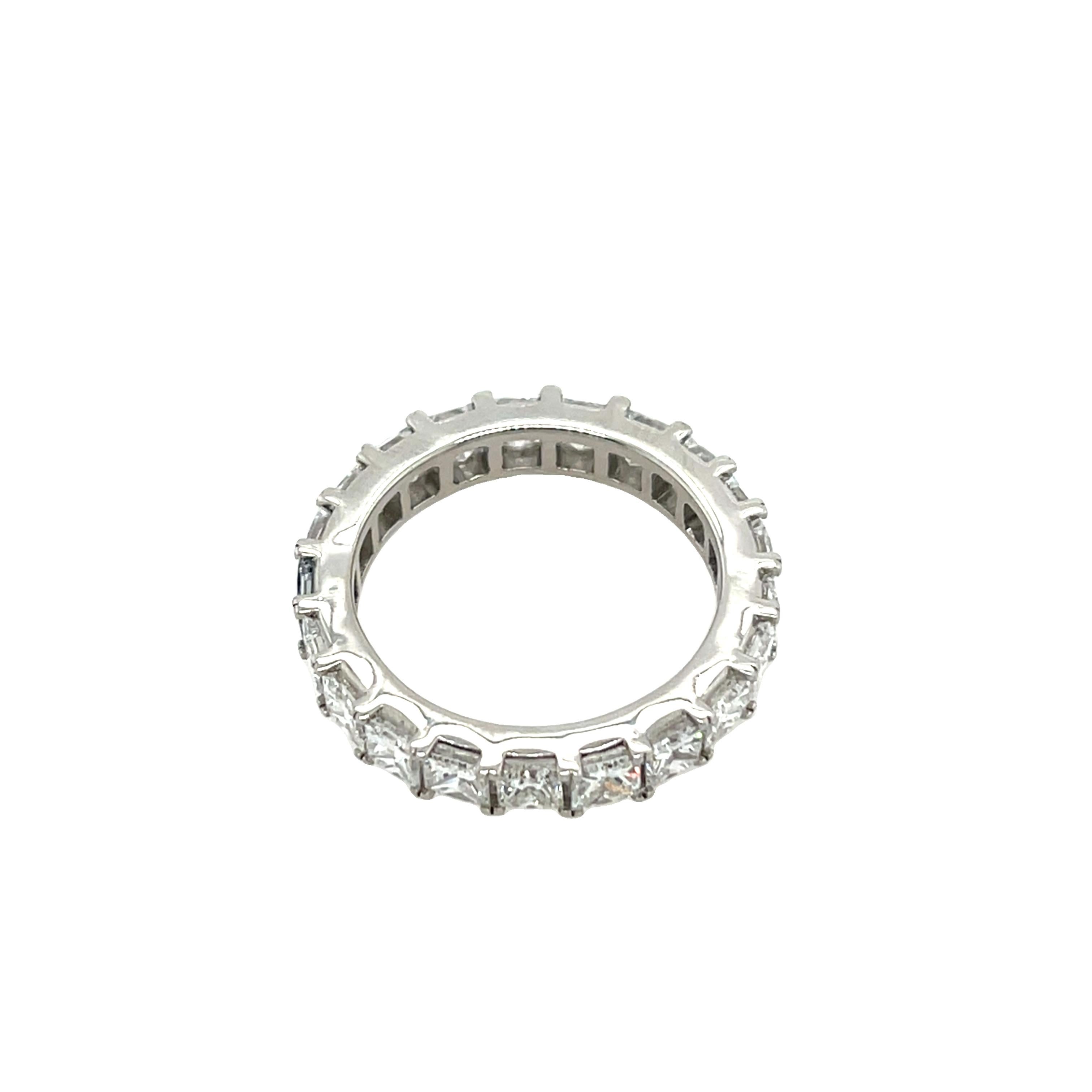 Anello di diamanti in platino a eternità completa con 2,70 carati di diamanti naturali taglio princess 
in platino lucido, questo anello è il simbolo perfetto del tuo impegno senza fine. 
Peso totale dei diamanti: 2,70 carati 
Colore del diamante: