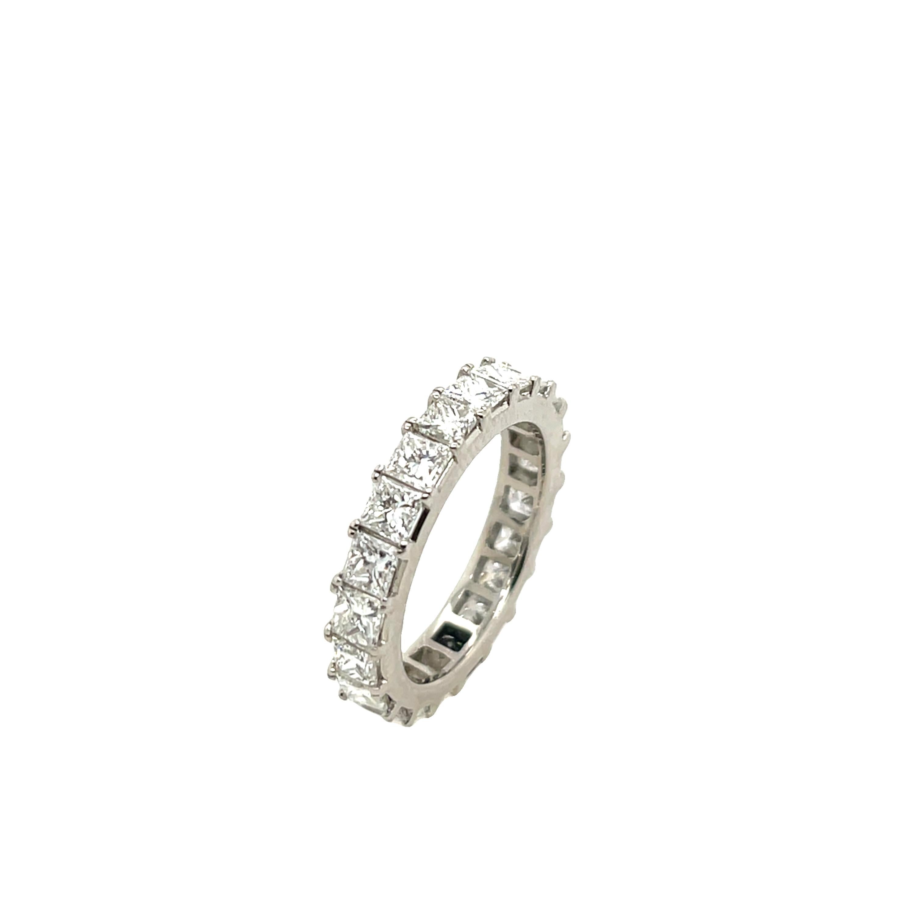 Anello in platino con diamanti a eternità completa, con diamanti rotondi Nature da 2.70 carati In condizioni Nuovo in vendita a London, GB