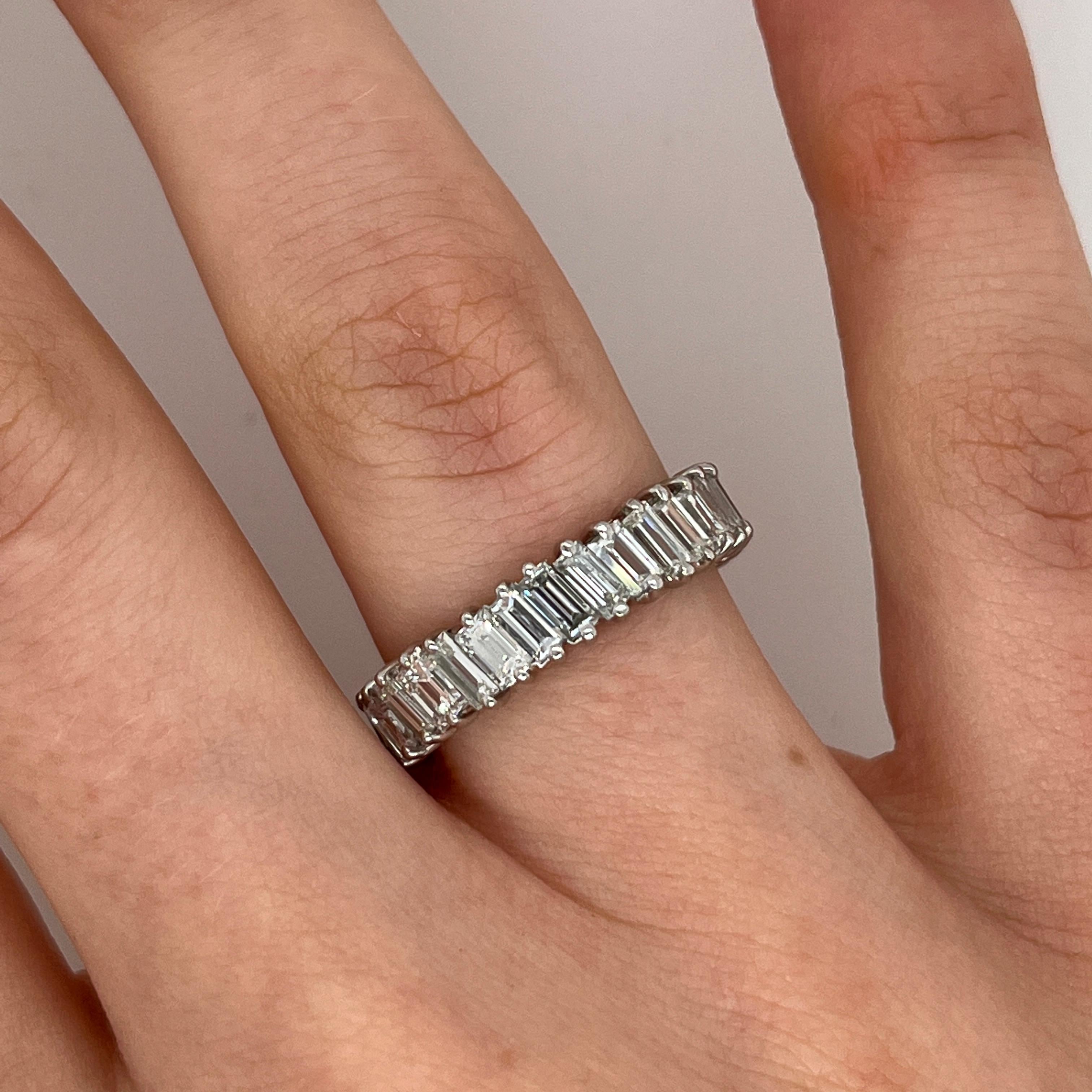 
Anello di diamanti in platino a eternità completa con 3,0 carati di diamanti naturali taglio baguette incastonati in platino, 
questo anello è il simbolo perfetto del tuo impegno senza fine. 

Peso totale dei diamanti: 3,0ct 
Colore del diamante: