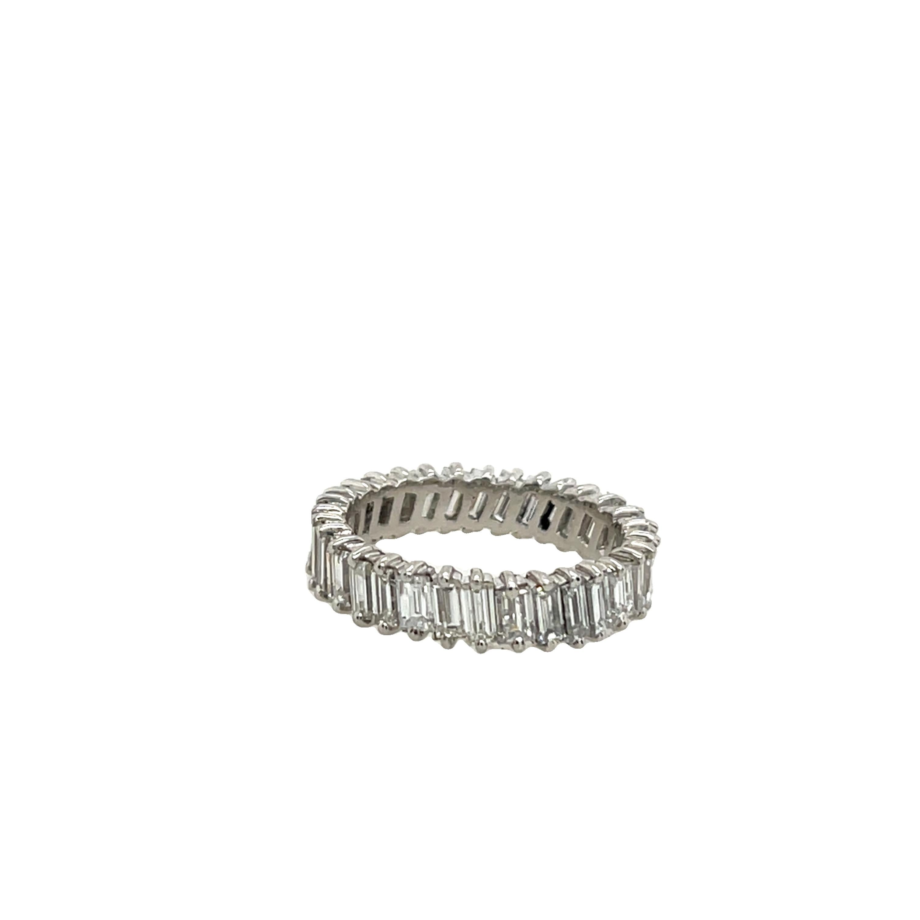 Taglio baguette Anello di platino con diamanti a eternità completa, con diamanti baguette naturali da 3,0ct. in vendita