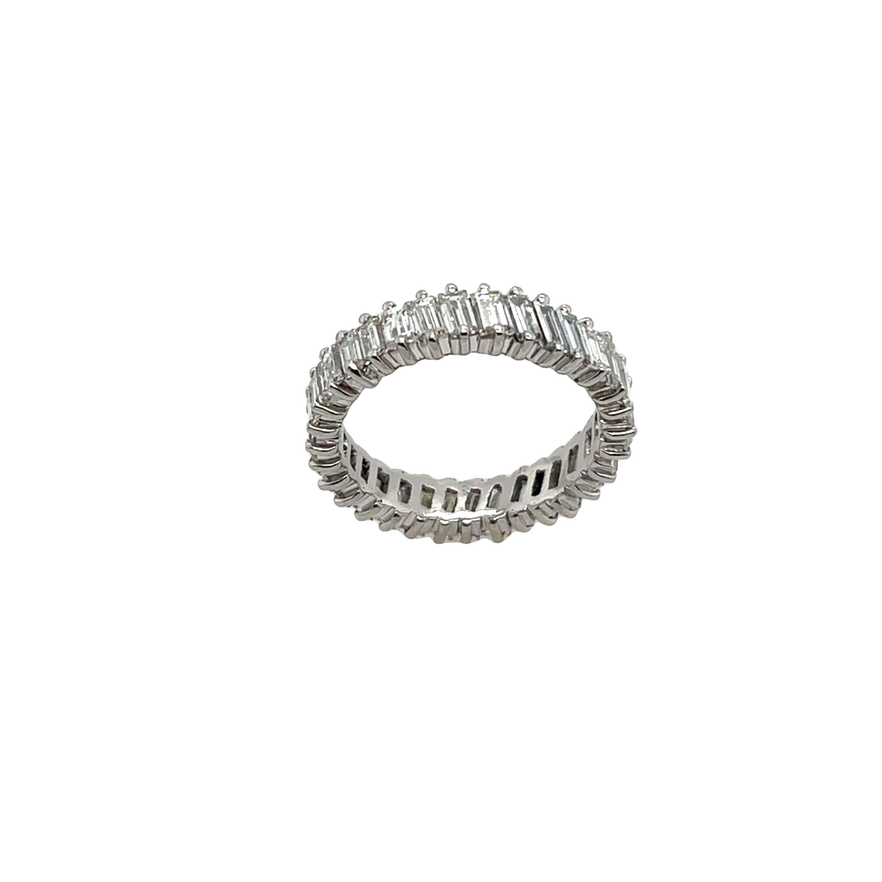 Anello di platino con diamanti a eternità completa, con diamanti baguette naturali da 3,0ct. In condizioni ottime in vendita a London, GB