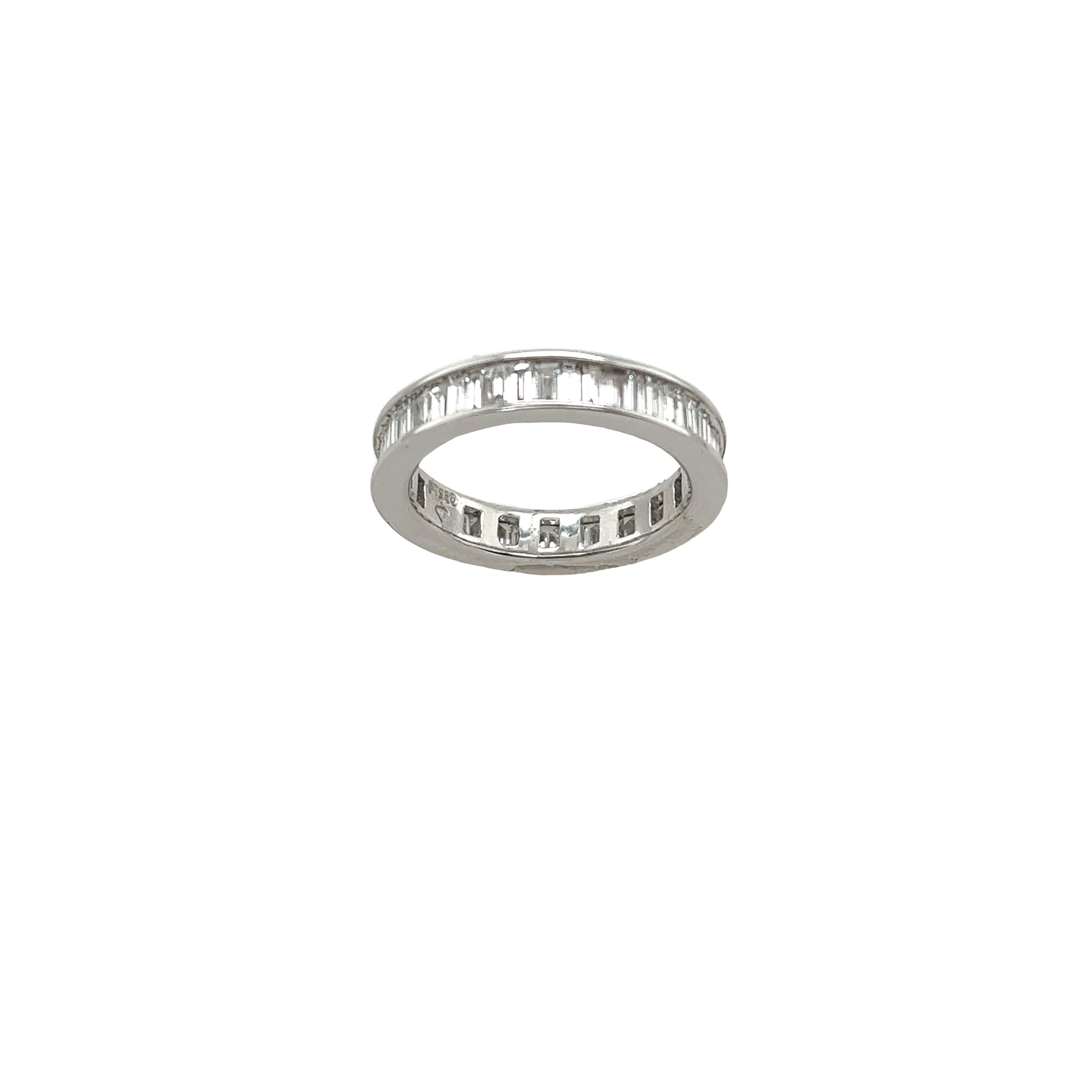 Platin Full Eternity Ring Diamant Baguette-Ring aus Platin mit 1,20 Karat Damen im Angebot