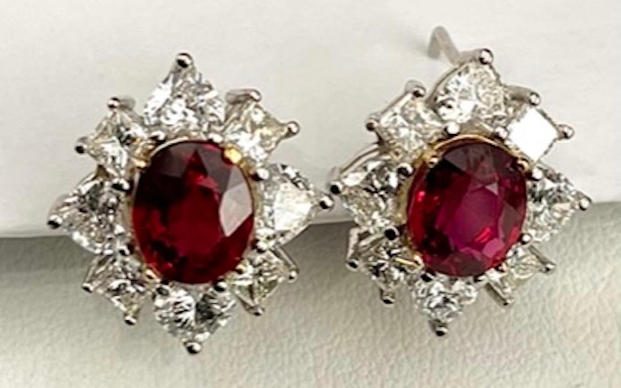 Diese Ohrringe zeigen ein wunderschönes Paar Rubine, die in Farbe, Größe und Form perfekt zusammenpassen. Die Rubine haben ein Gewicht von 2,13 und 2,27 Karat und sind umgeben von 8 natürlichen weißen Diamanten in Herzform mit einem Gesamtgewicht