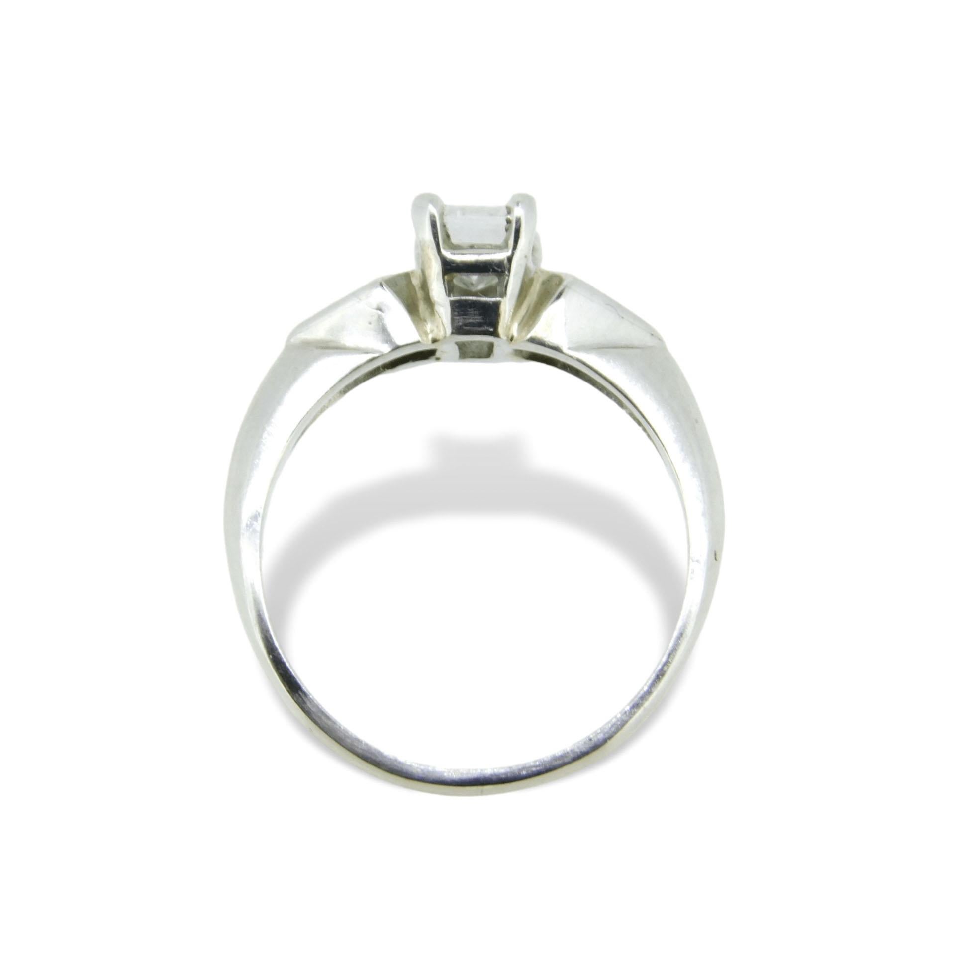 Bague en platine avec diamant naturel véritable 2/3ct taille émeraude spéciale (#J748)

Magnifique bague de fiançailles en platine avec un diamant taille émeraude en tonneau personnalisé pesant 0,60 ct. Le diamant mesure 5,5 x 3,9 mm. Le diamant a