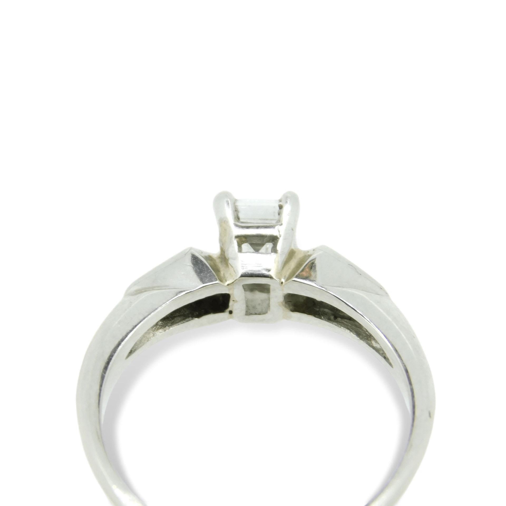 Taille émeraude Bague en platine avec diamant naturel authentique de 2/3 carat, taille émeraude spéciale '#J748' en vente