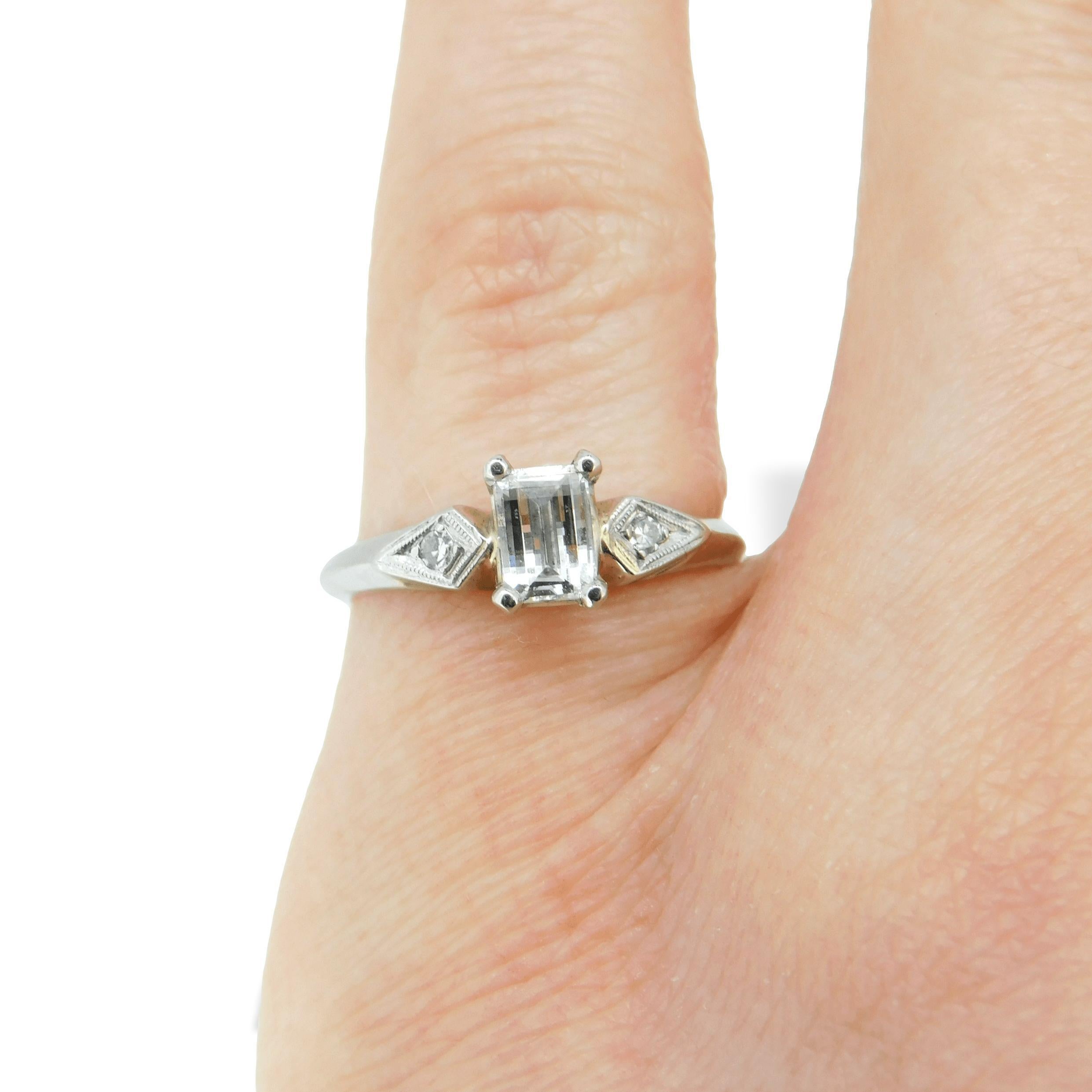 Bague en platine avec diamant naturel authentique de 2/3 carat, taille émeraude spéciale '#J748' Pour femmes en vente