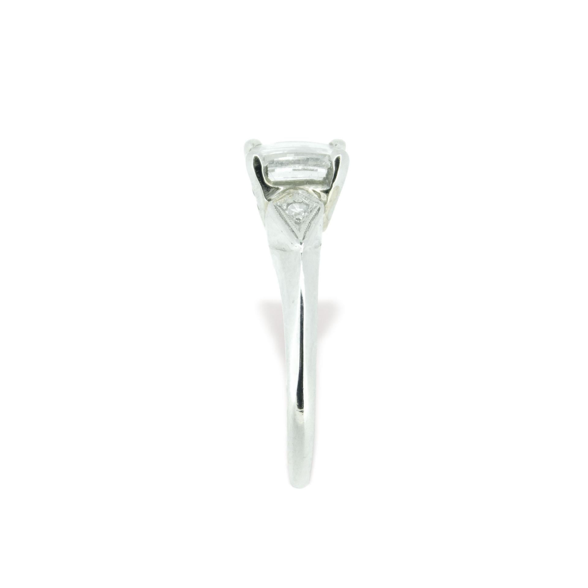 Contemporain Bague en platine avec diamant naturel authentique de 2/3 carat, taille émeraude spéciale '#J748' en vente