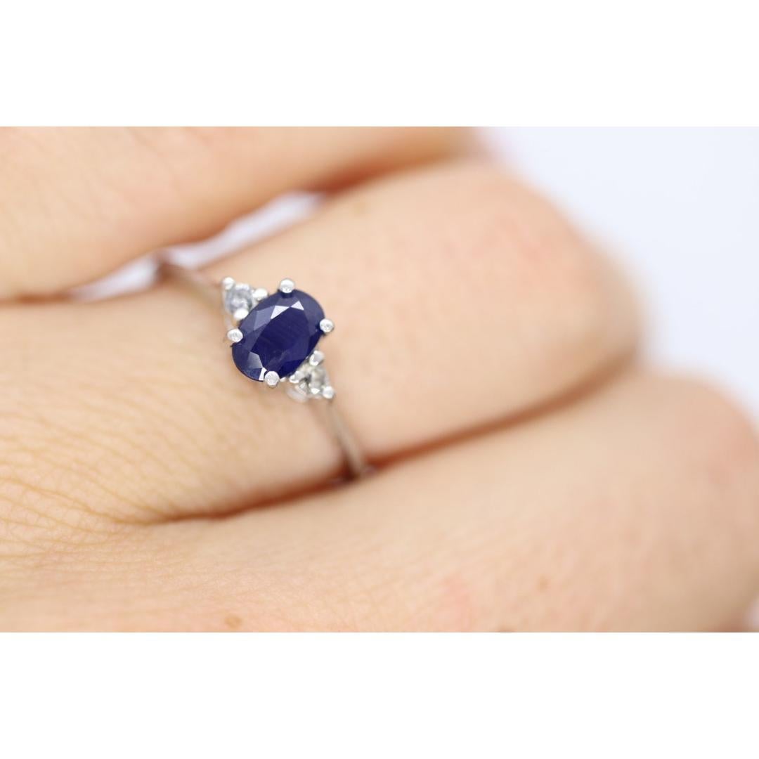 Vintage By d'avant 2000
Taille : 6 1/2 US
MATERIAL : Pierre
Pierre précieuse : Saphir
Couleur des pierres : Bleu
Couleur du bracelet : Argent

Style : Minimaliste

Estimé à 700$ en valeur de remplacement. L'évaluation est incluse.

Superbe solitaire