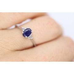 Platinring mit echtem Saphir und Diamanten. Ovaler blauer Saphir Solitär Diamant