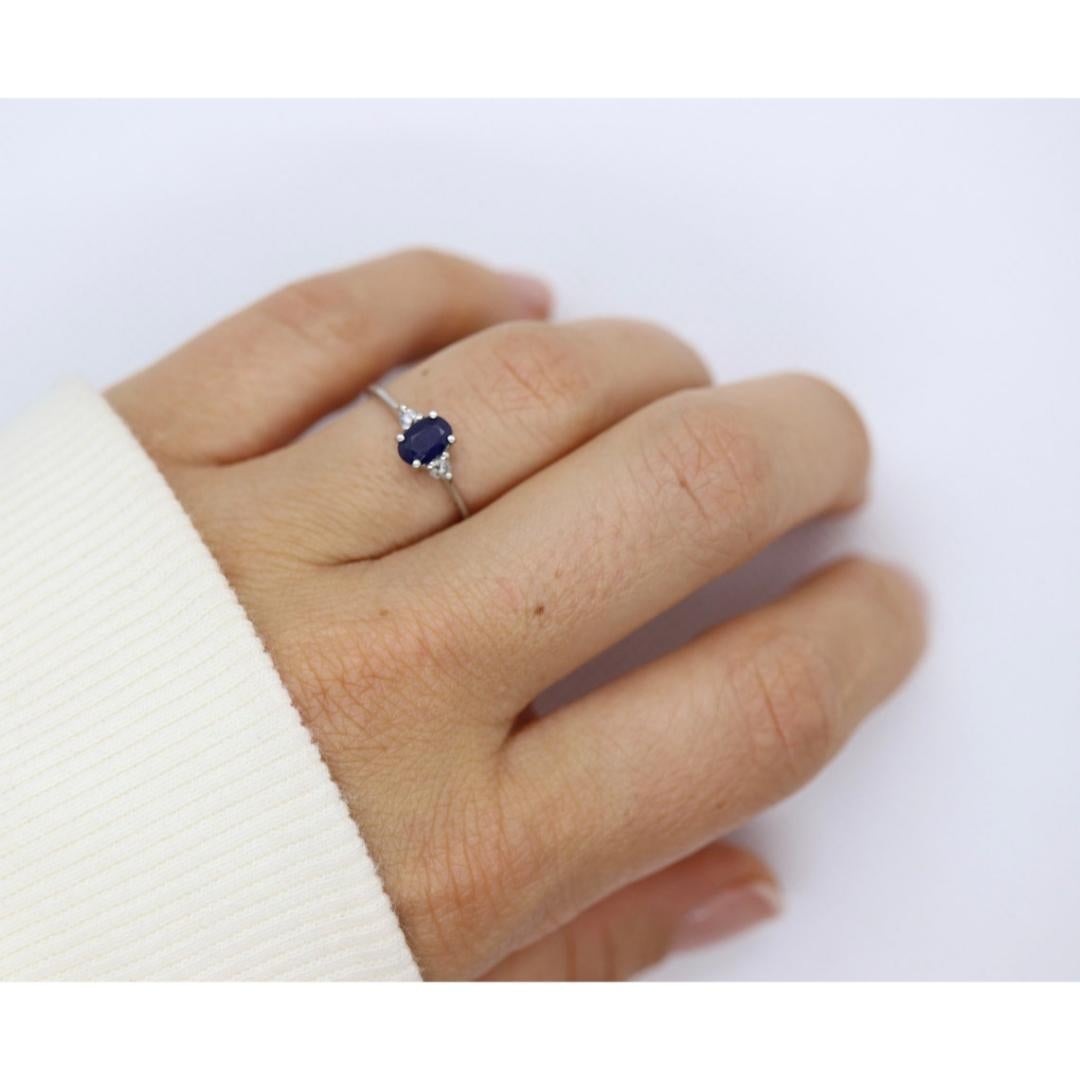 Bague en platine avec saphir véritable et diamants. Saphir bleu ovale solitaire Diamant Bon état - En vente à Port Charlotte, FL