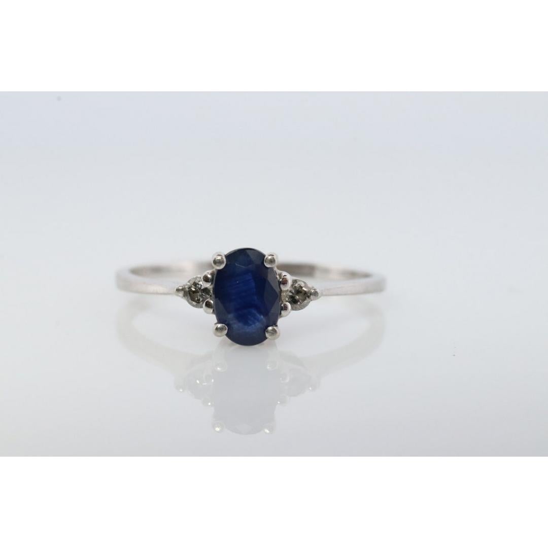 Bague en platine avec saphir véritable et diamants. Saphir bleu ovale solitaire Diamant en vente 2