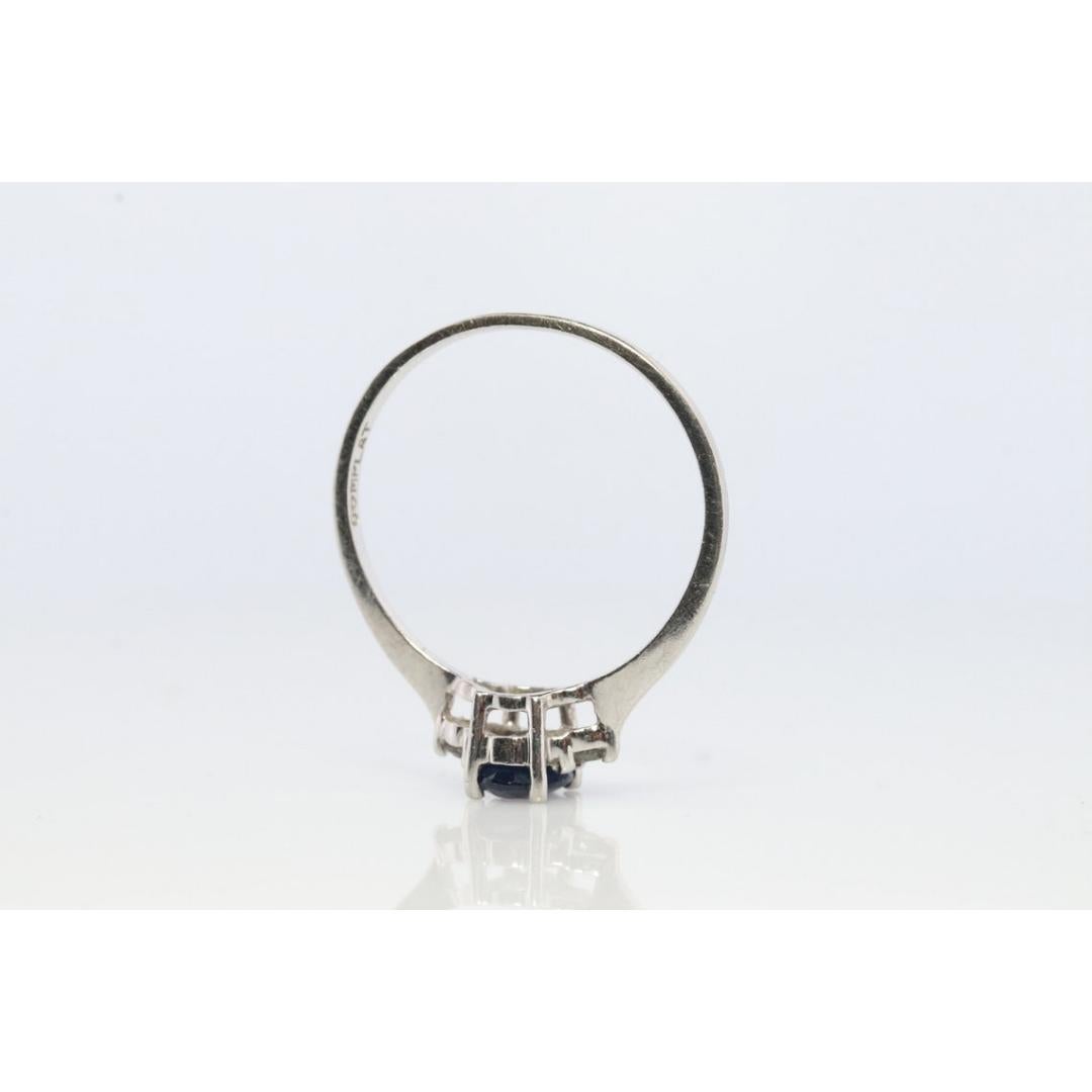 Bague en platine avec saphir véritable et diamants. Saphir bleu ovale solitaire Diamant en vente 5