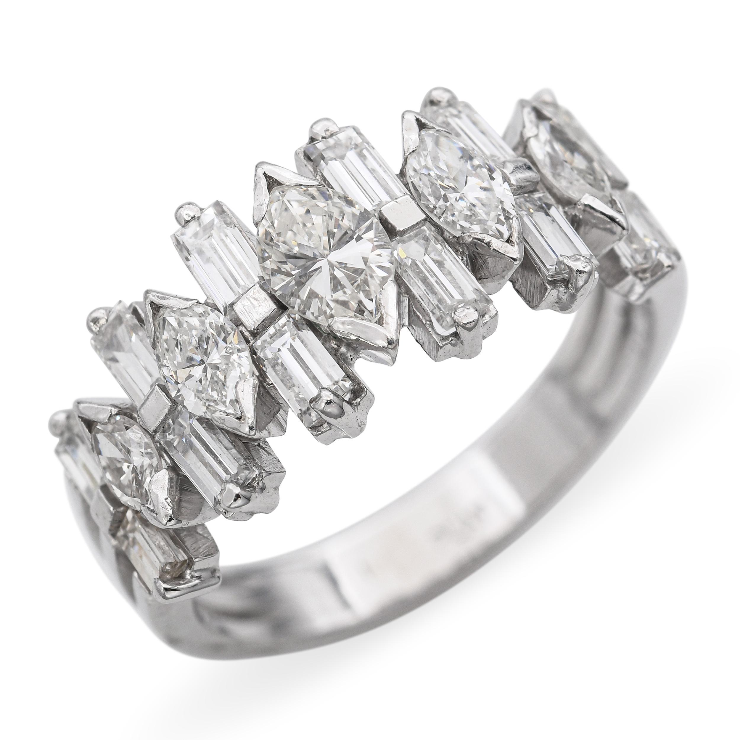 Cette remarquable bague en platine présente un design géométrique audacieux, avec un arrangement sophistiqué de diamants taille baguette et marquise. Les lignes épurées des baguettes contrastent magnifiquement avec les courbes élégantes des pierres