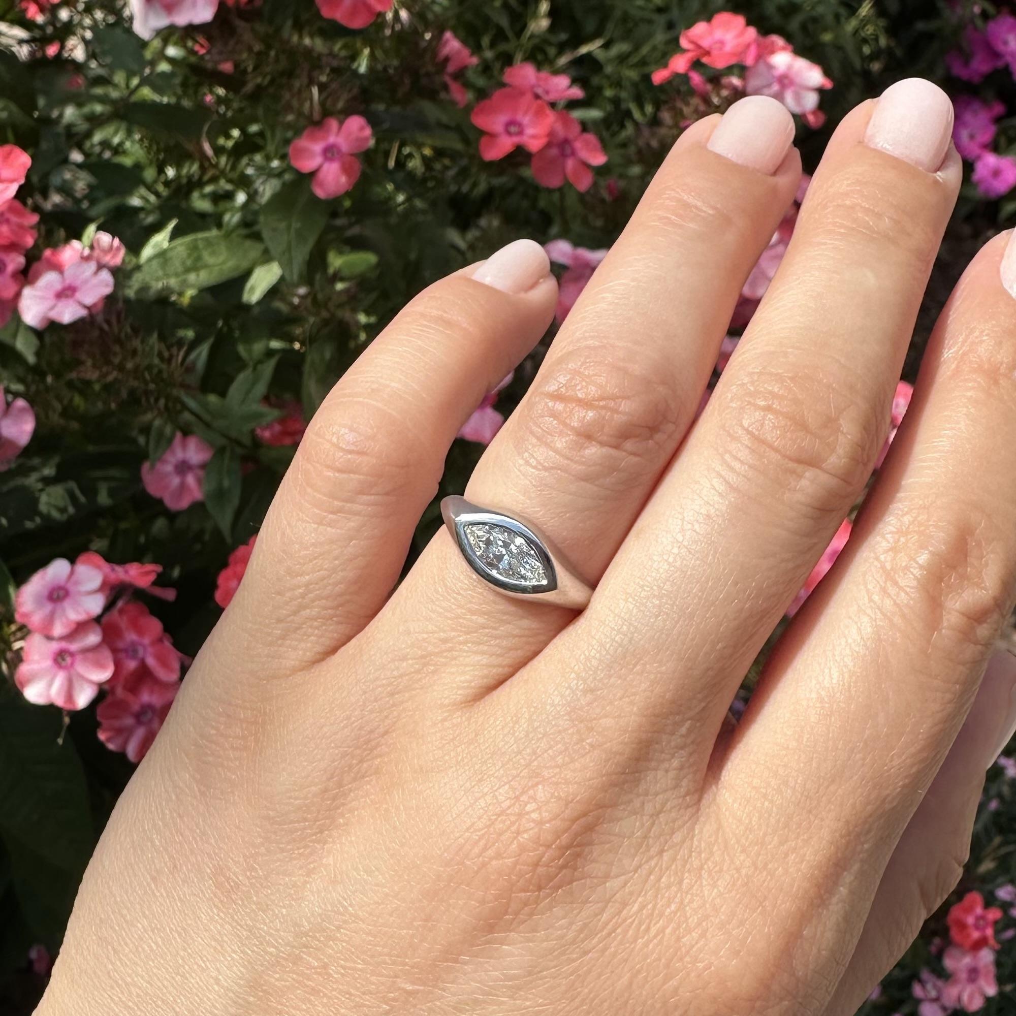Bague en platine GIA 0.70ct F VS1 Marquise Diamond Bezel Solitaire Matte E-W Band Ring en vente 6