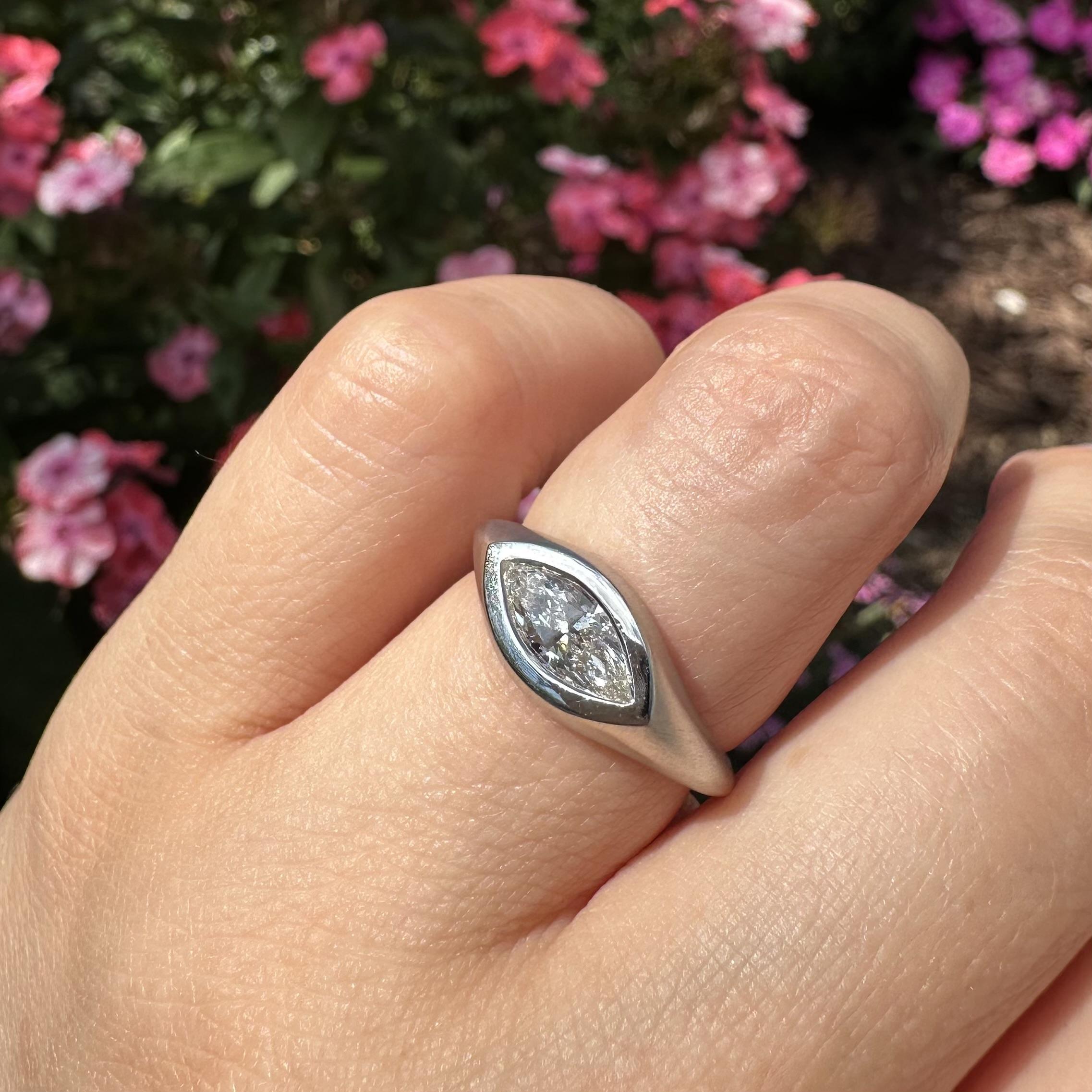 Bague en platine GIA 0.70ct F VS1 Marquise Diamond Bezel Solitaire Matte E-W Band Ring en vente 7