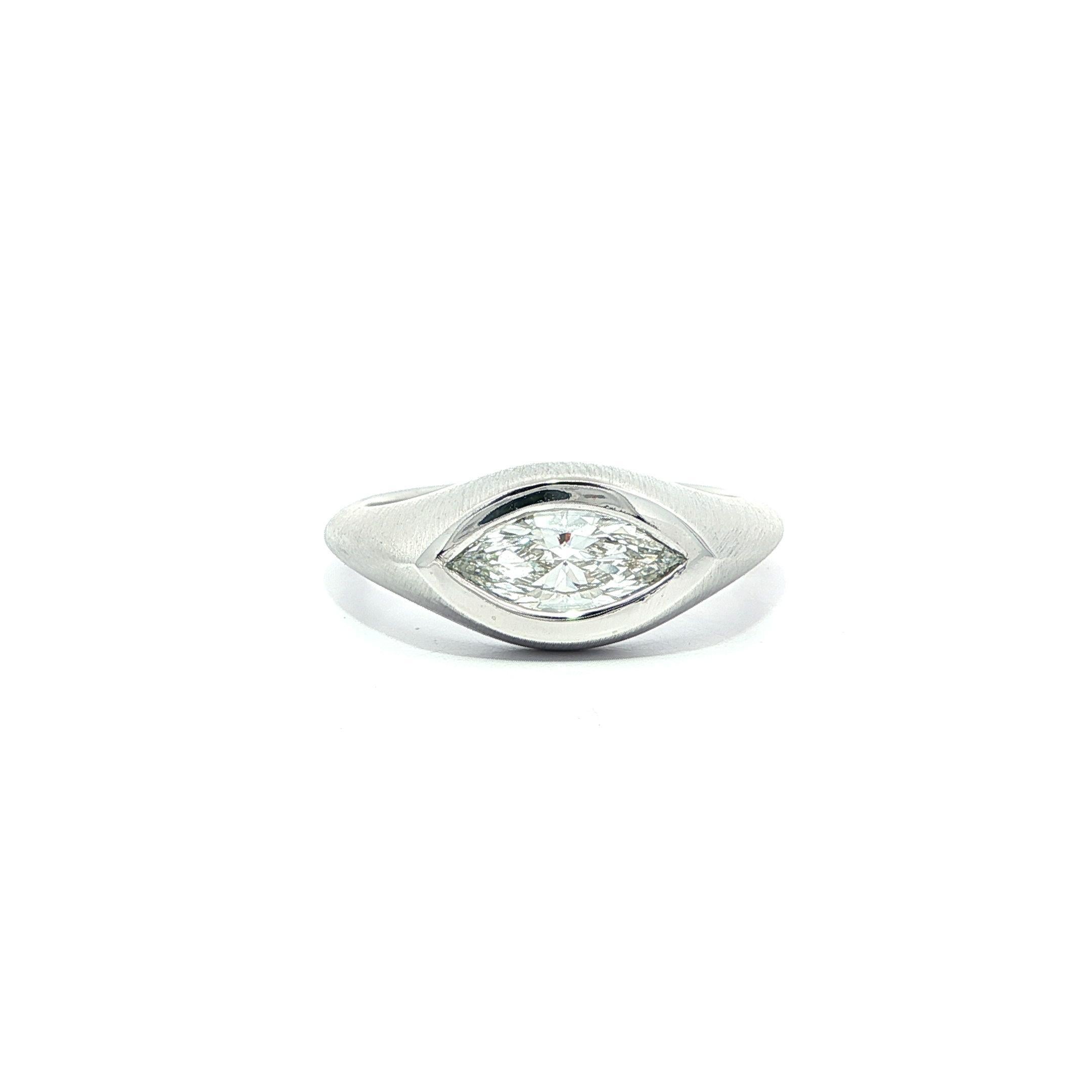 --Pierre(s) :...
(1) Diamant naturel authentique - taille Marquise - taille Gorgeous - serti - couleur F - pureté VS1 - 0,70ct (exact - certifié)
** Voir les détails de la certification ci-dessous pour des informations complètes

MATERIAL : Platine