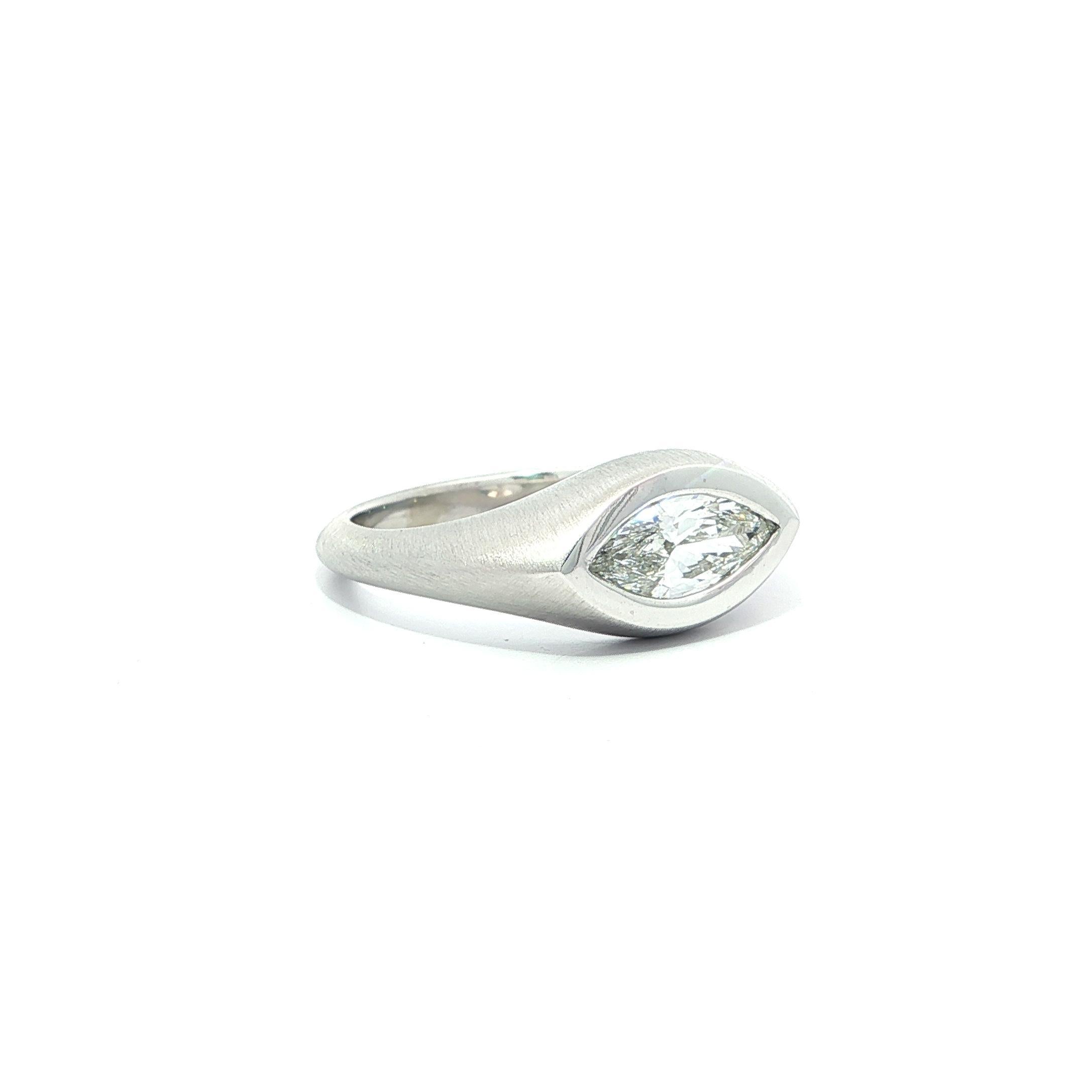 Taille Marquise Bague en platine GIA 0.70ct F VS1 Marquise Diamond Bezel Solitaire Matte E-W Band Ring en vente
