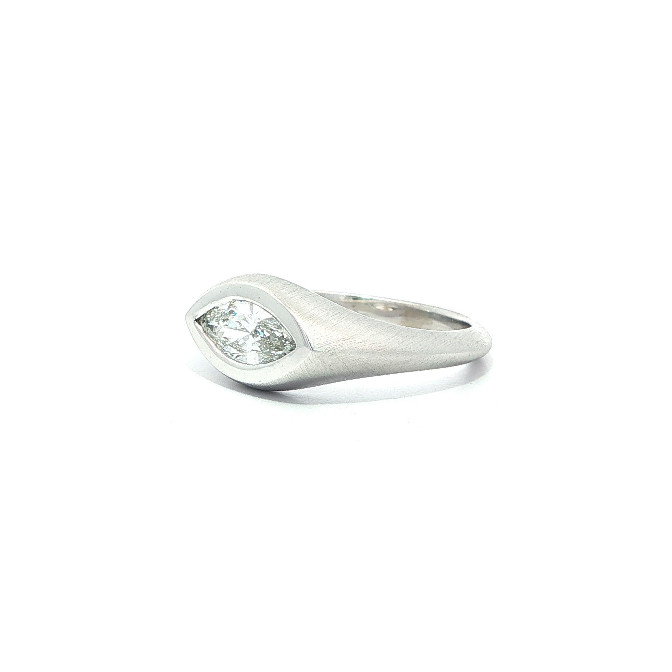 Bague en platine GIA 0.70ct F VS1 Marquise Diamond Bezel Solitaire Matte E-W Band Ring en vente 1