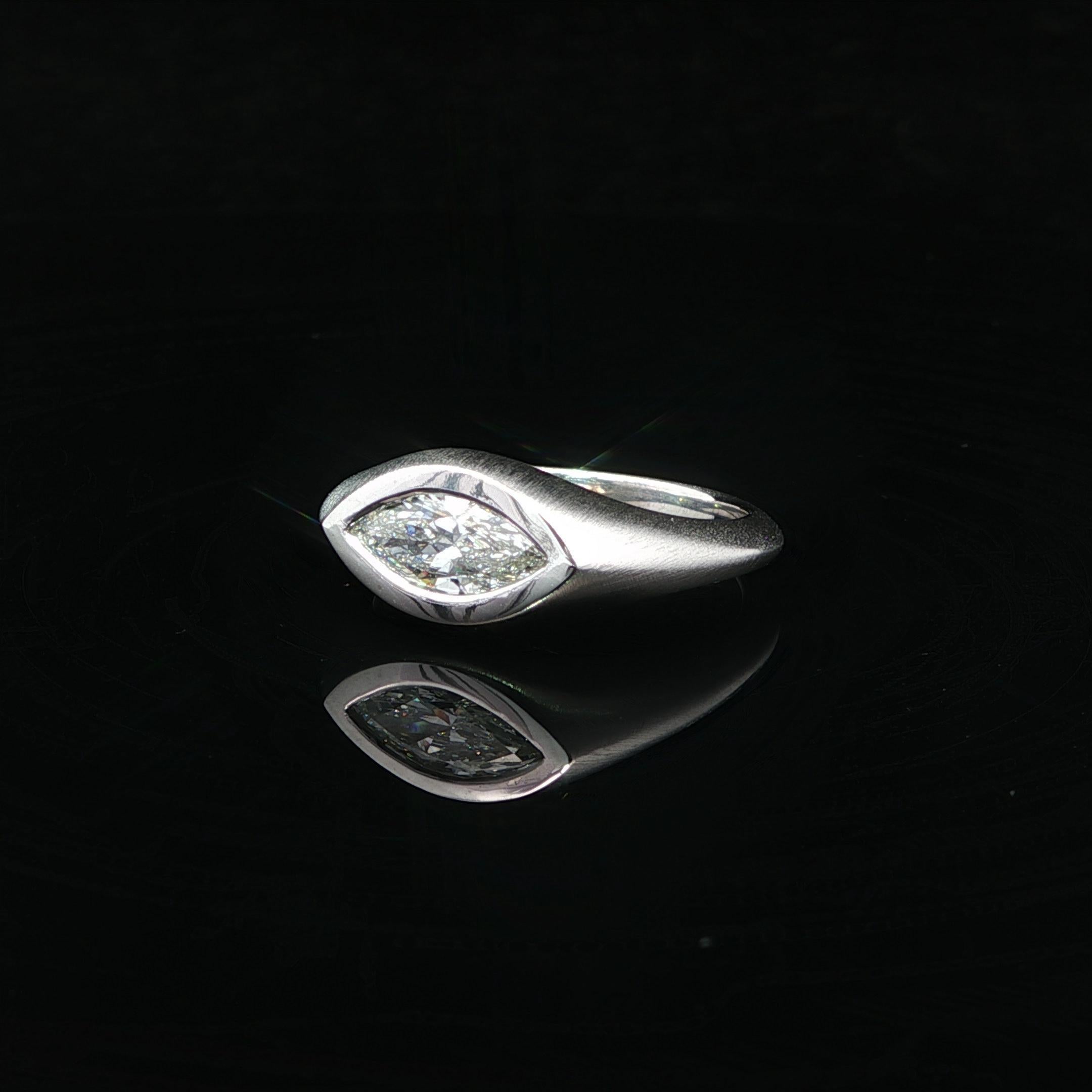 Bague en platine GIA 0.70ct F VS1 Marquise Diamond Bezel Solitaire Matte E-W Band Ring en vente 4