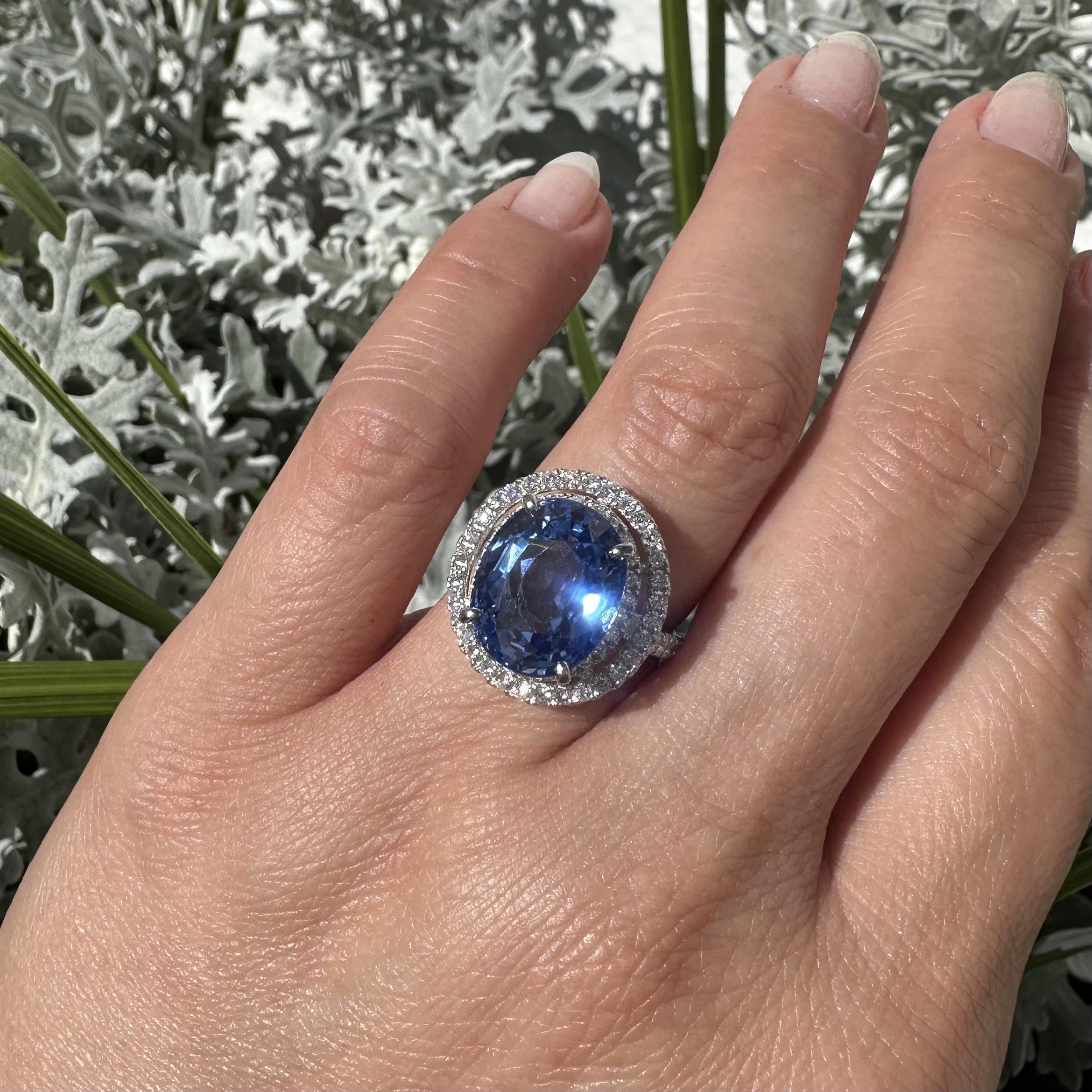 Platino GIA 10,50ctw Grande zaffiro blu fiordaliso di Ceylon Anello con diamante aureolato in vendita 5