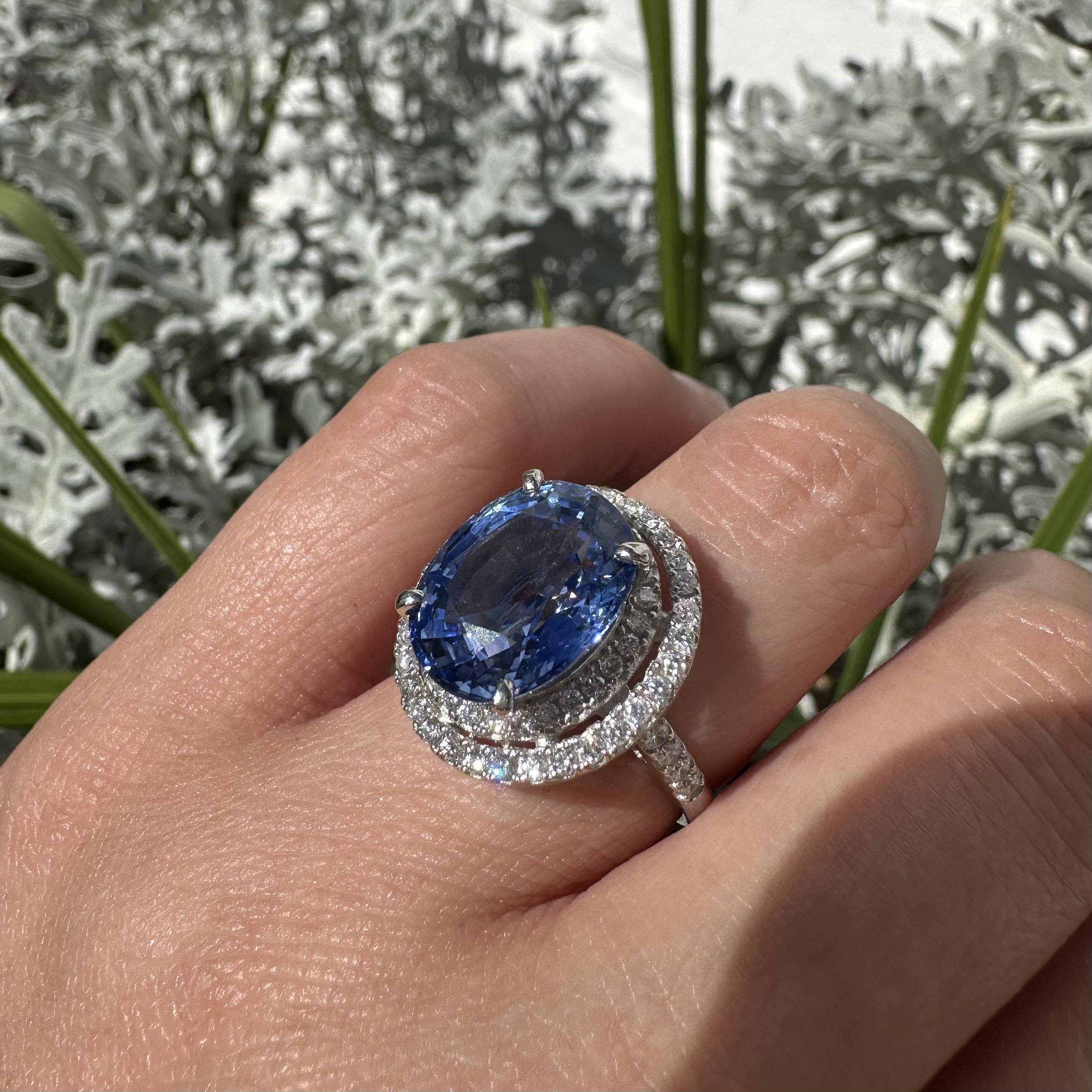 Platino GIA 10,50ctw Grande zaffiro blu fiordaliso di Ceylon Anello con diamante aureolato in vendita 6