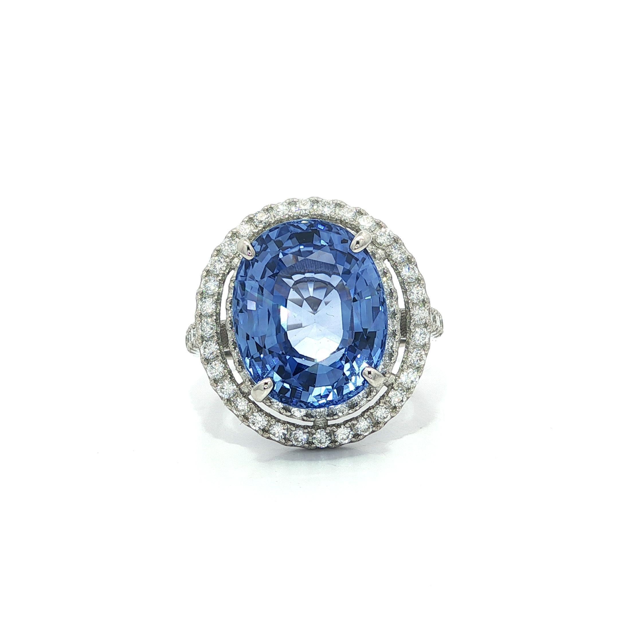 Taglio brillante Platino GIA 10,50ctw Grande zaffiro blu fiordaliso di Ceylon Anello con diamante aureolato in vendita