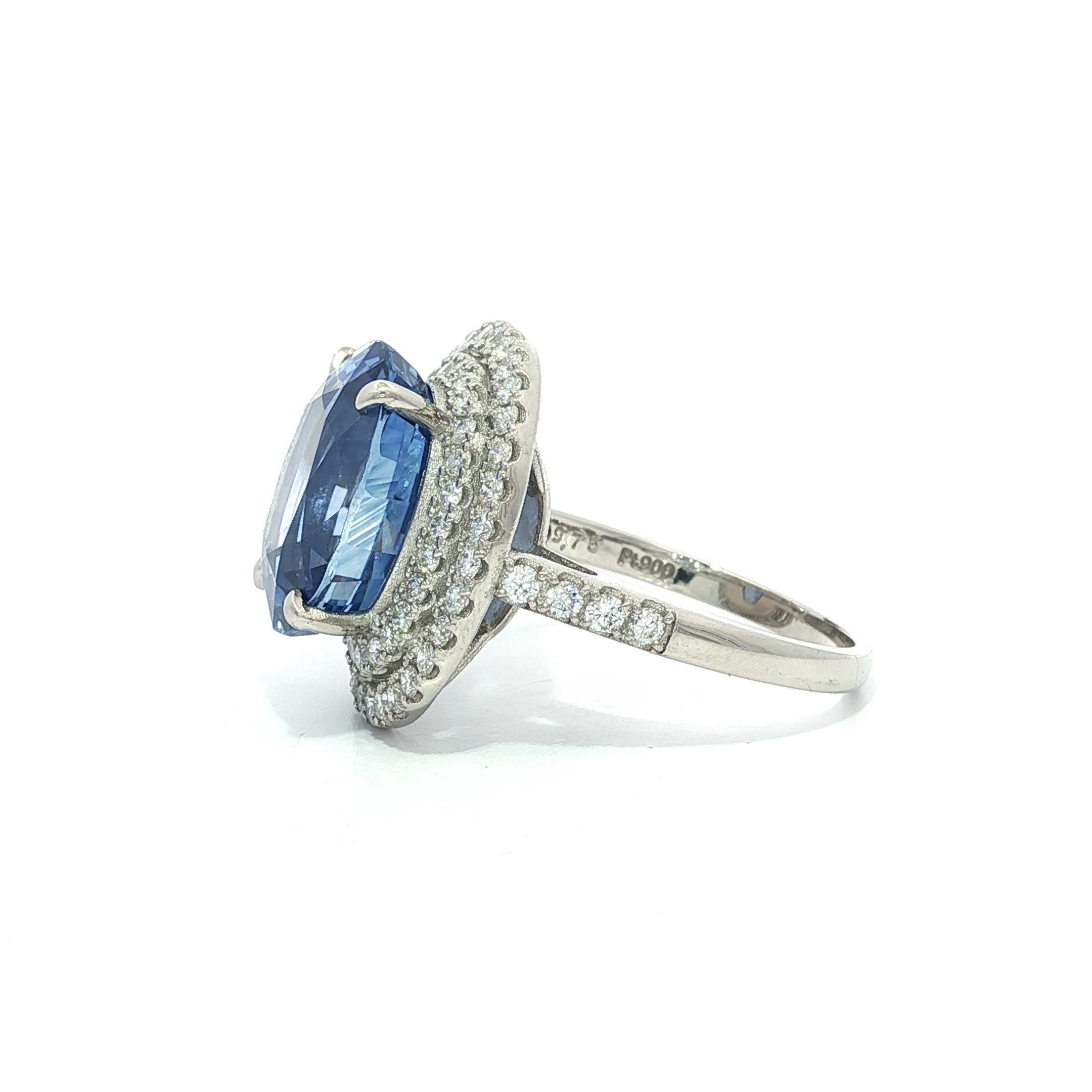 Platino GIA 10,50ctw Grande zaffiro blu fiordaliso di Ceylon Anello con diamante aureolato in vendita 1