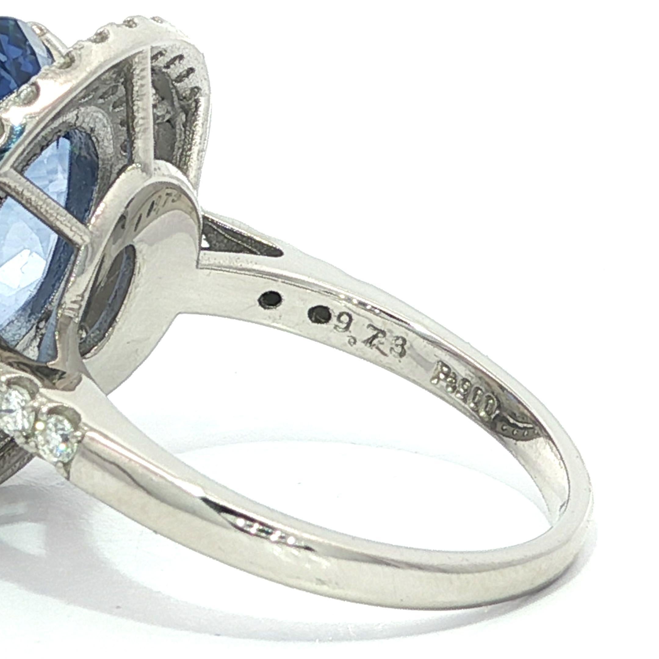 Platino GIA 10,50ctw Grande zaffiro blu fiordaliso di Ceylon Anello con diamante aureolato in vendita 2