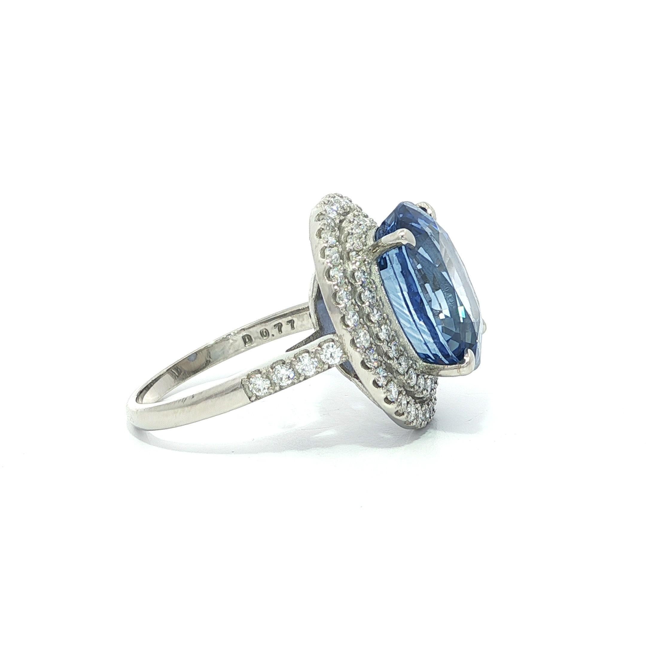Platino GIA 10,50ctw Grande zaffiro blu fiordaliso di Ceylon Anello con diamante aureolato in vendita 3