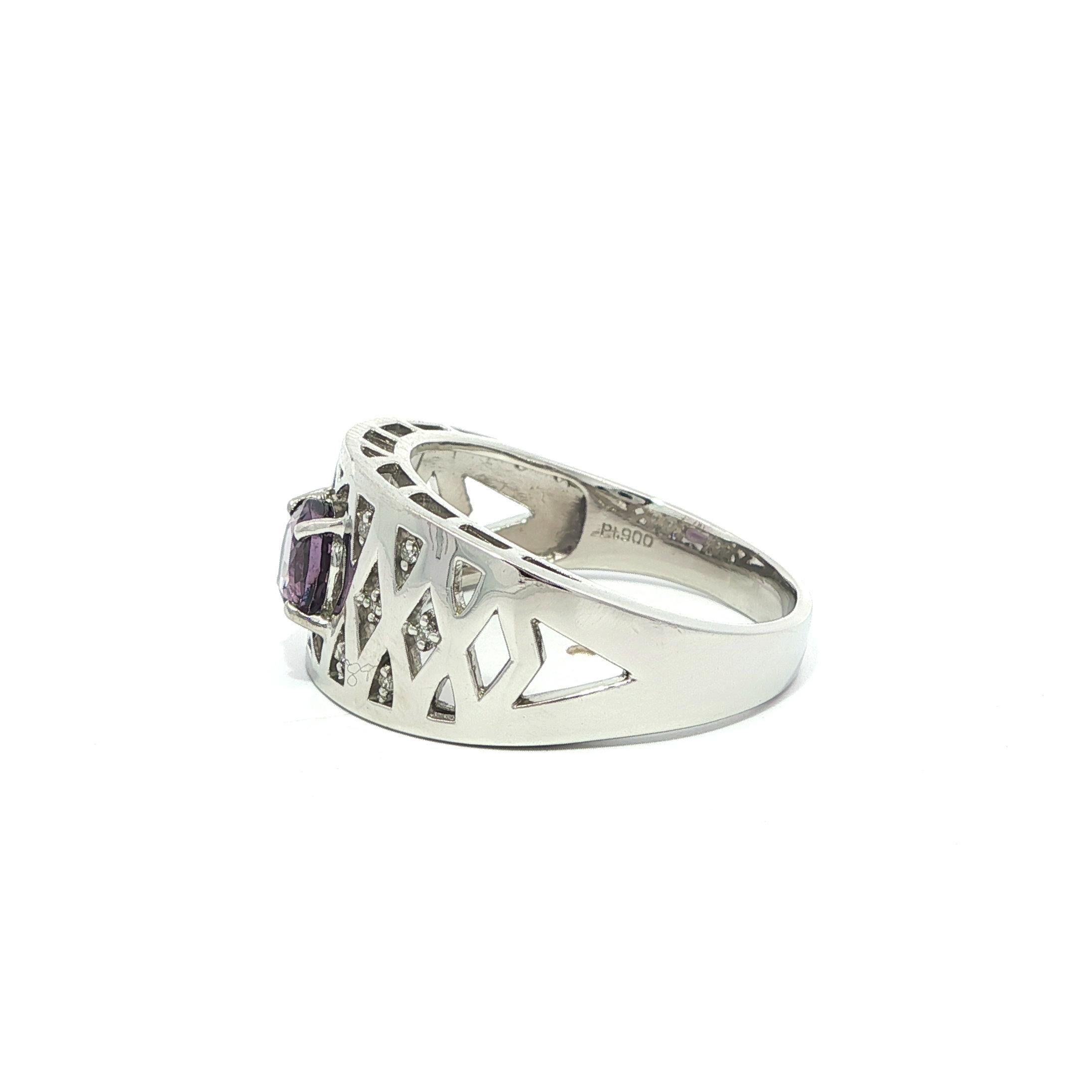 Anello in platino GIA 1,06ct Spinello viola rotondo e diamante a fascia larga a reticolo aperto in vendita 2