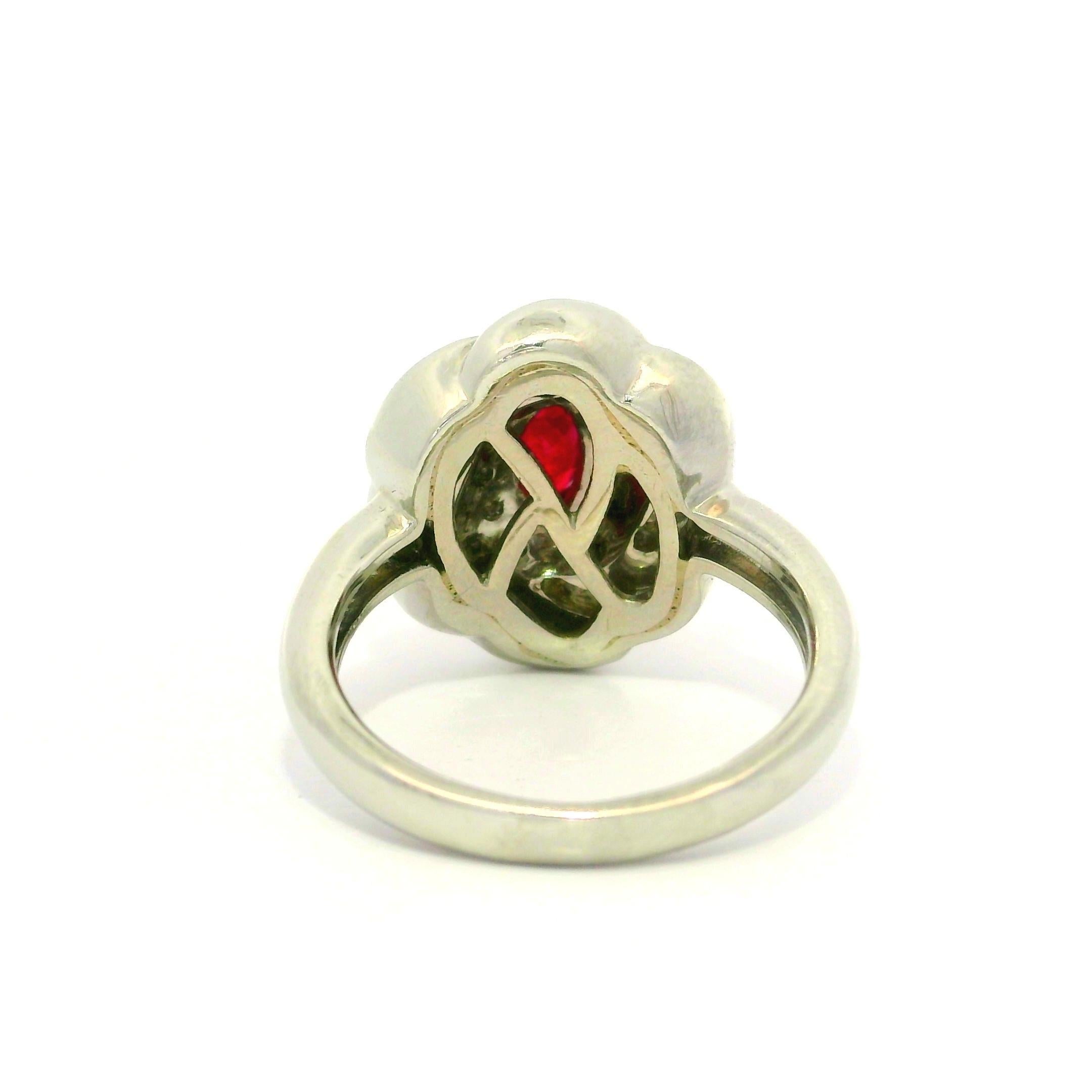 Anillo de platino GIA de 1,1 quilates de rubí rojo vivo de Birmania con halo de diamantes en espiral en venta 6