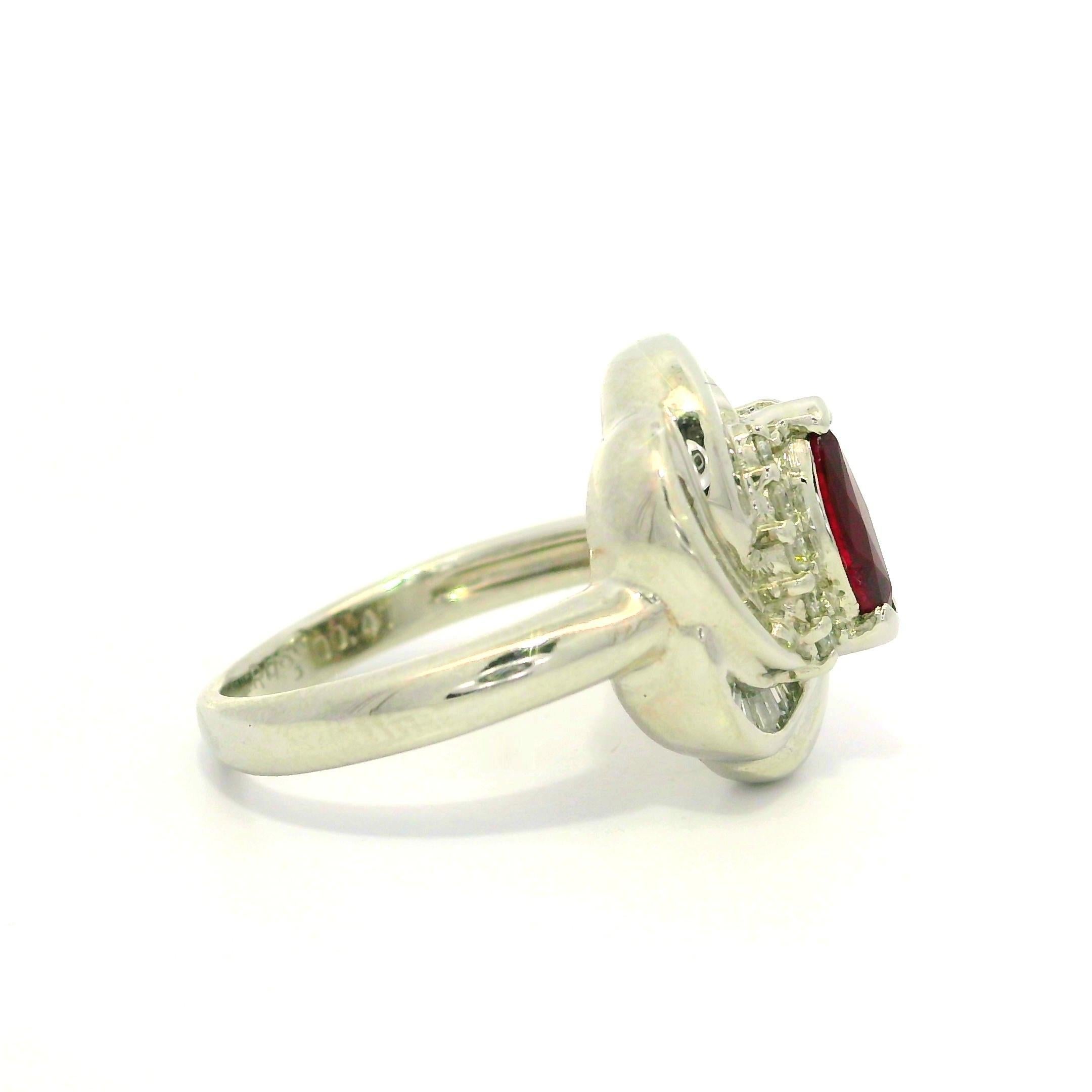 Anillo de platino GIA de 1,1 quilates de rubí rojo vivo de Birmania con halo de diamantes en espiral en venta 7