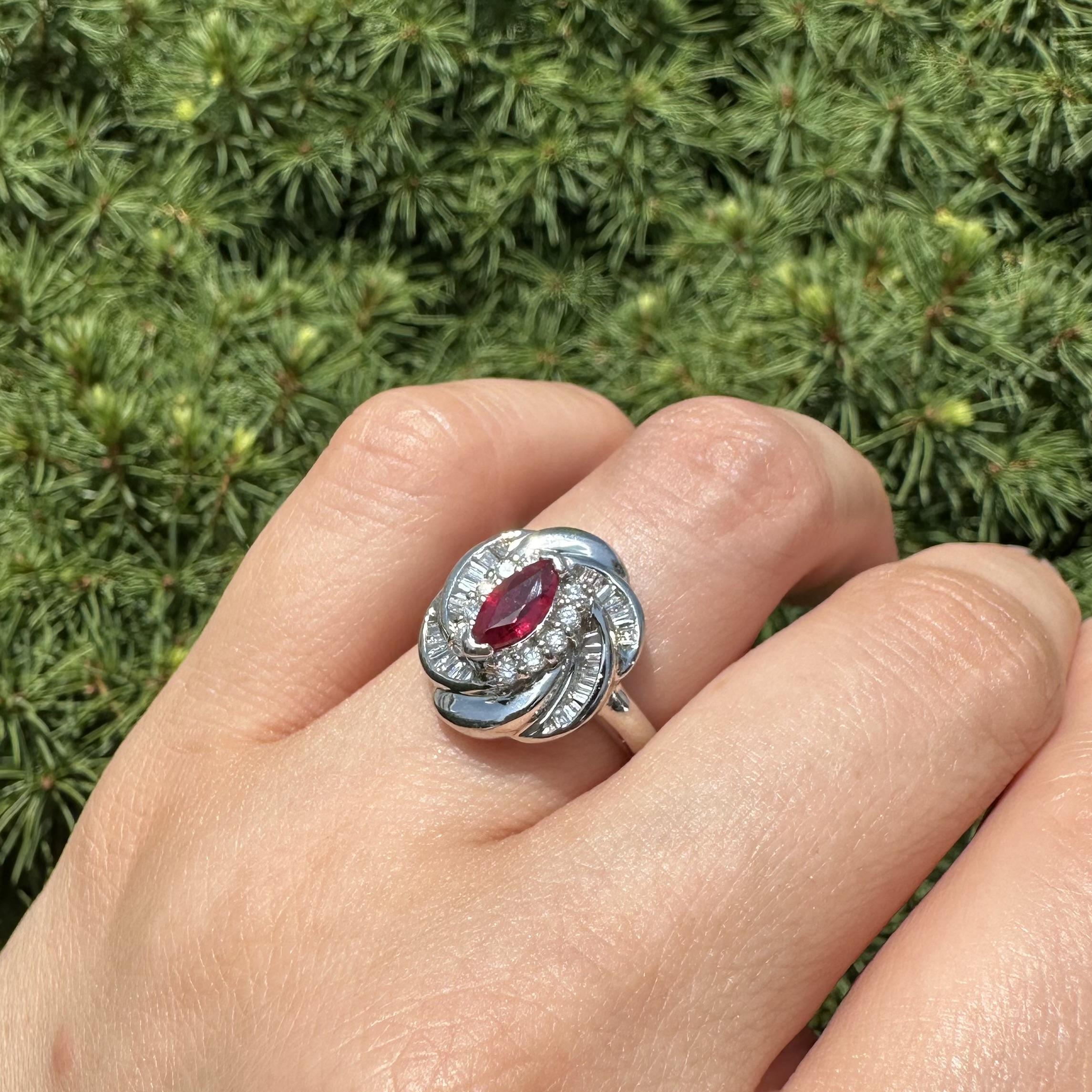 Anillo de platino GIA de 1,1 quilates de rubí rojo vivo de Birmania con halo de diamantes en espiral en venta 8