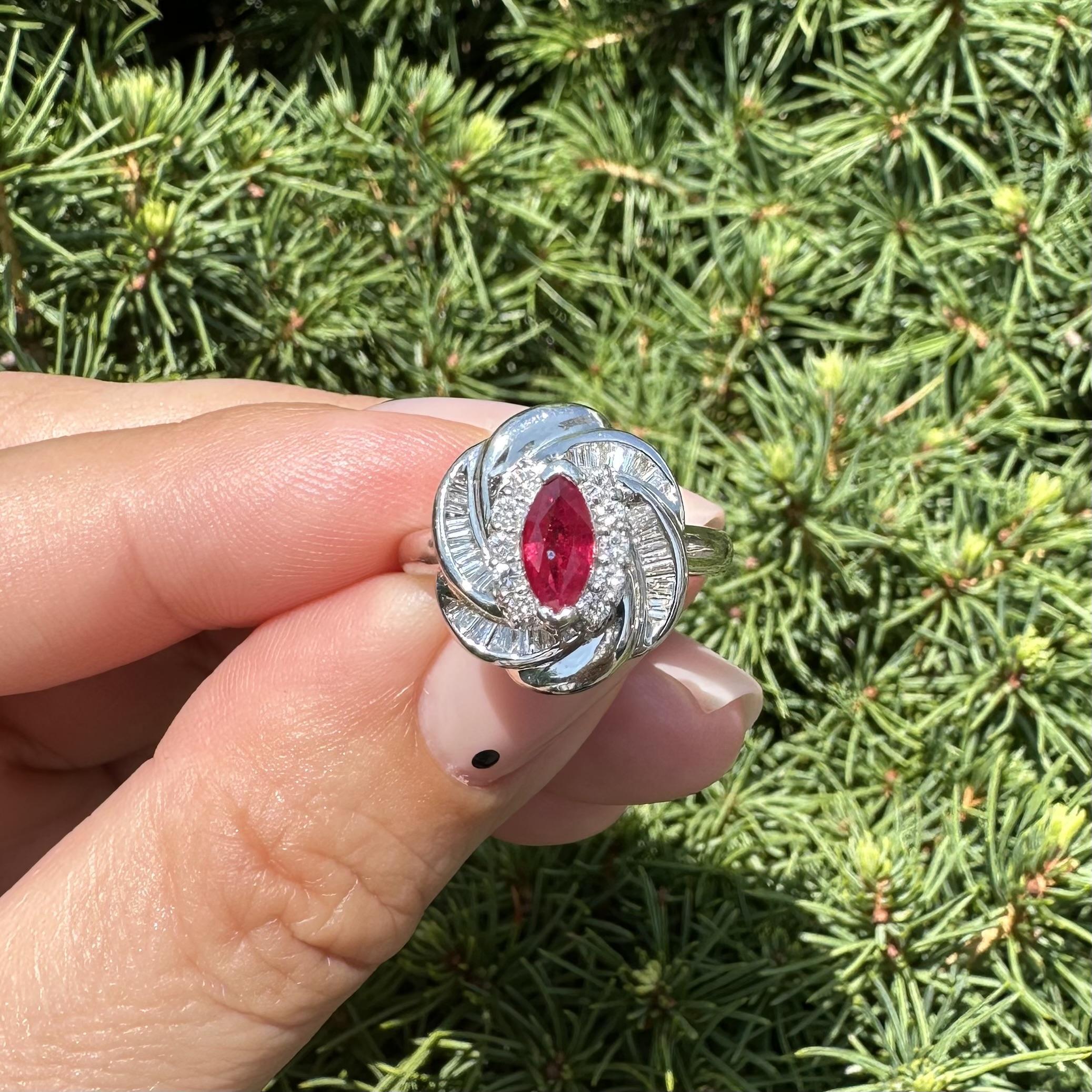 Anillo de platino GIA de 1,1 quilates de rubí rojo vivo de Birmania con halo de diamantes en espiral en venta 10