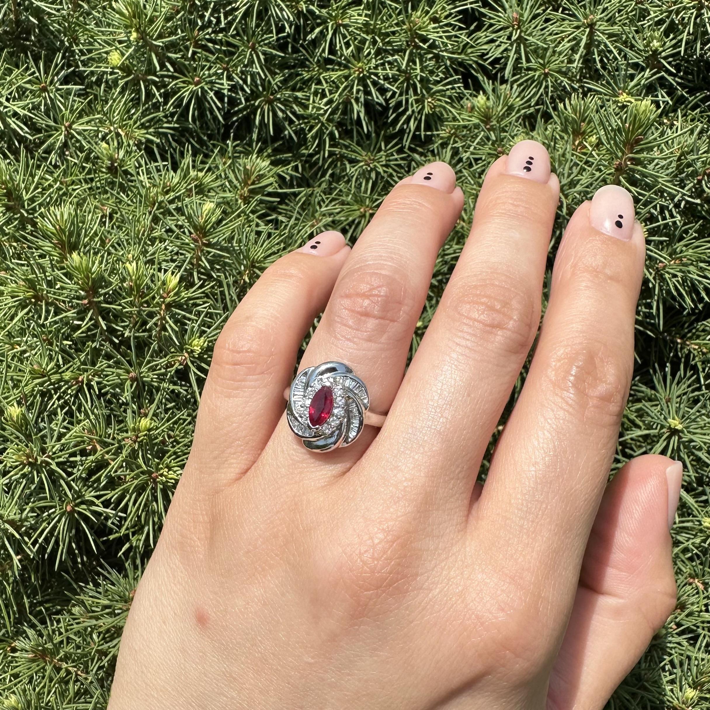 Anillo de platino GIA de 1,1 quilates de rubí rojo vivo de Birmania con halo de diamantes en espiral en venta 3